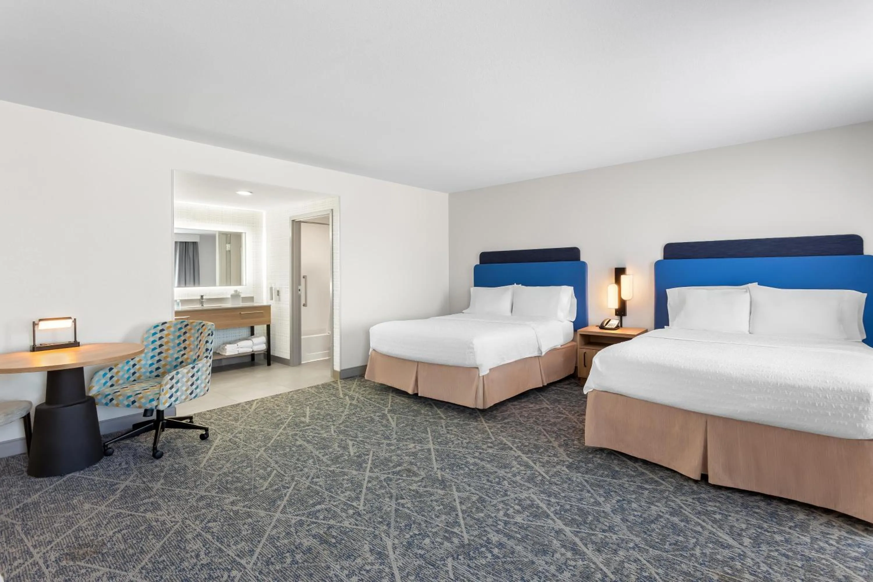 Bedroom, Bed in Hampton Inn & Suites Chicago Deer Park