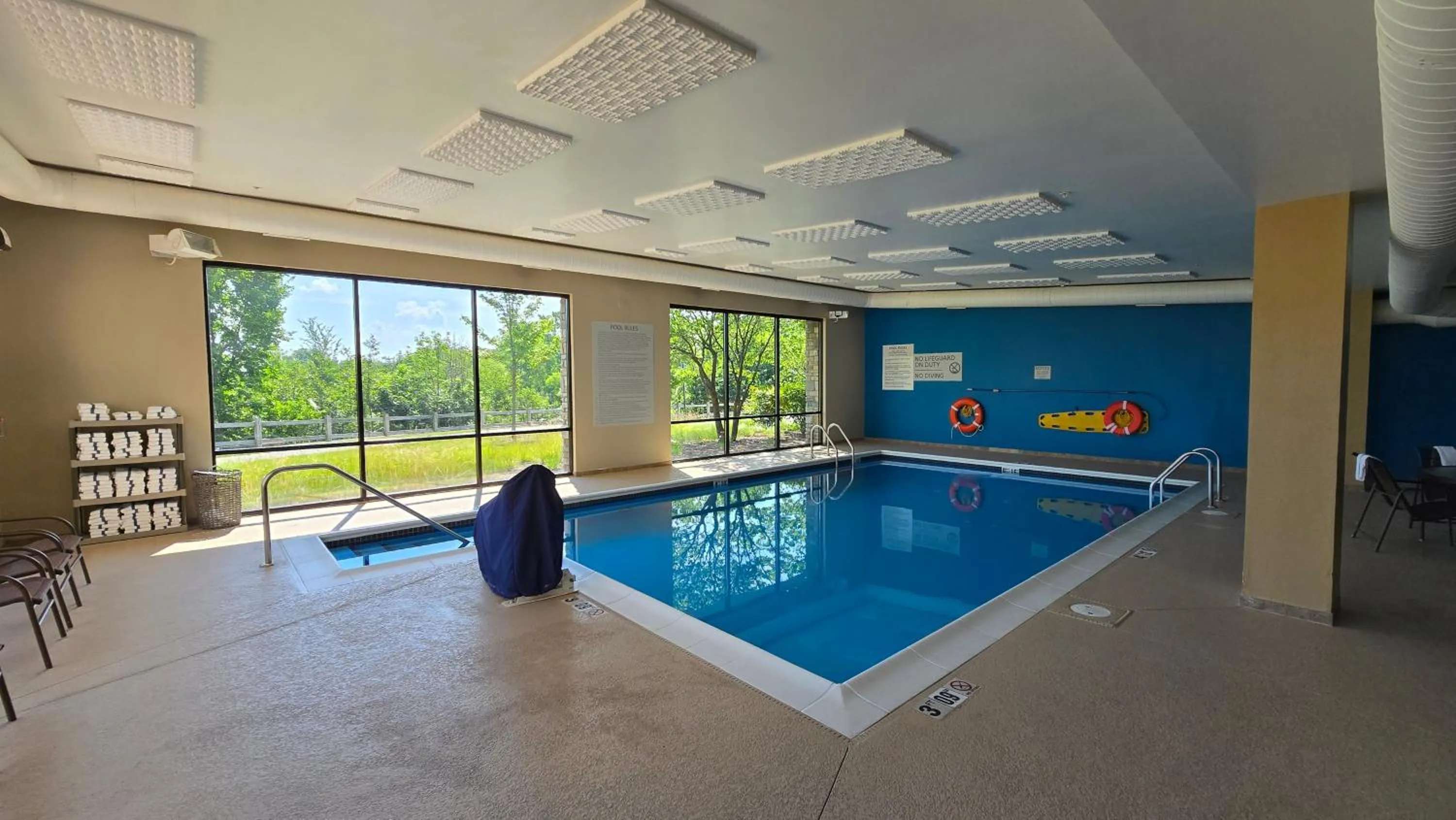 Swimming pool in Hampton Inn & Suites Chicago Deer Park
