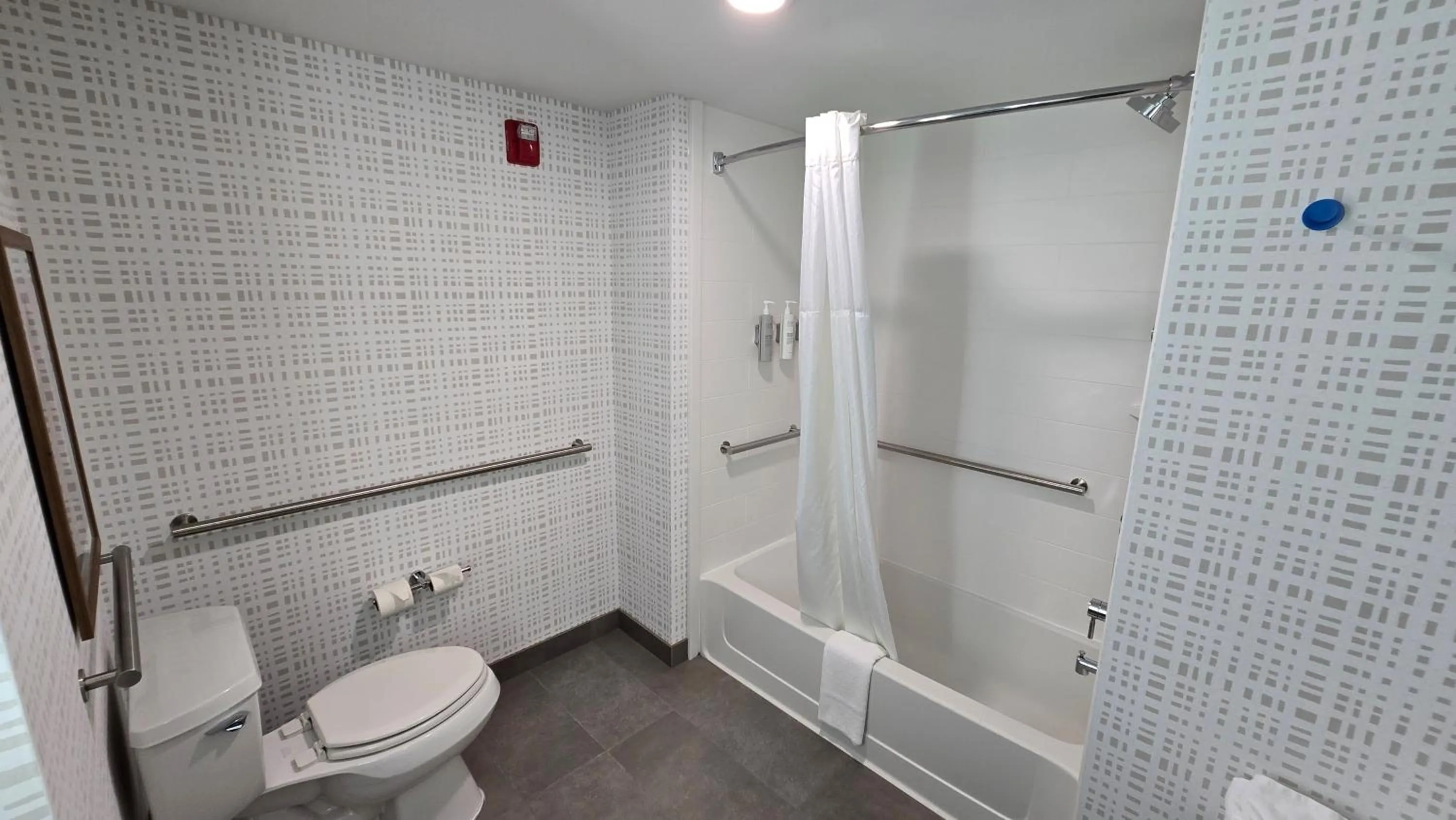 Bathroom in Hampton Inn & Suites Chicago Deer Park