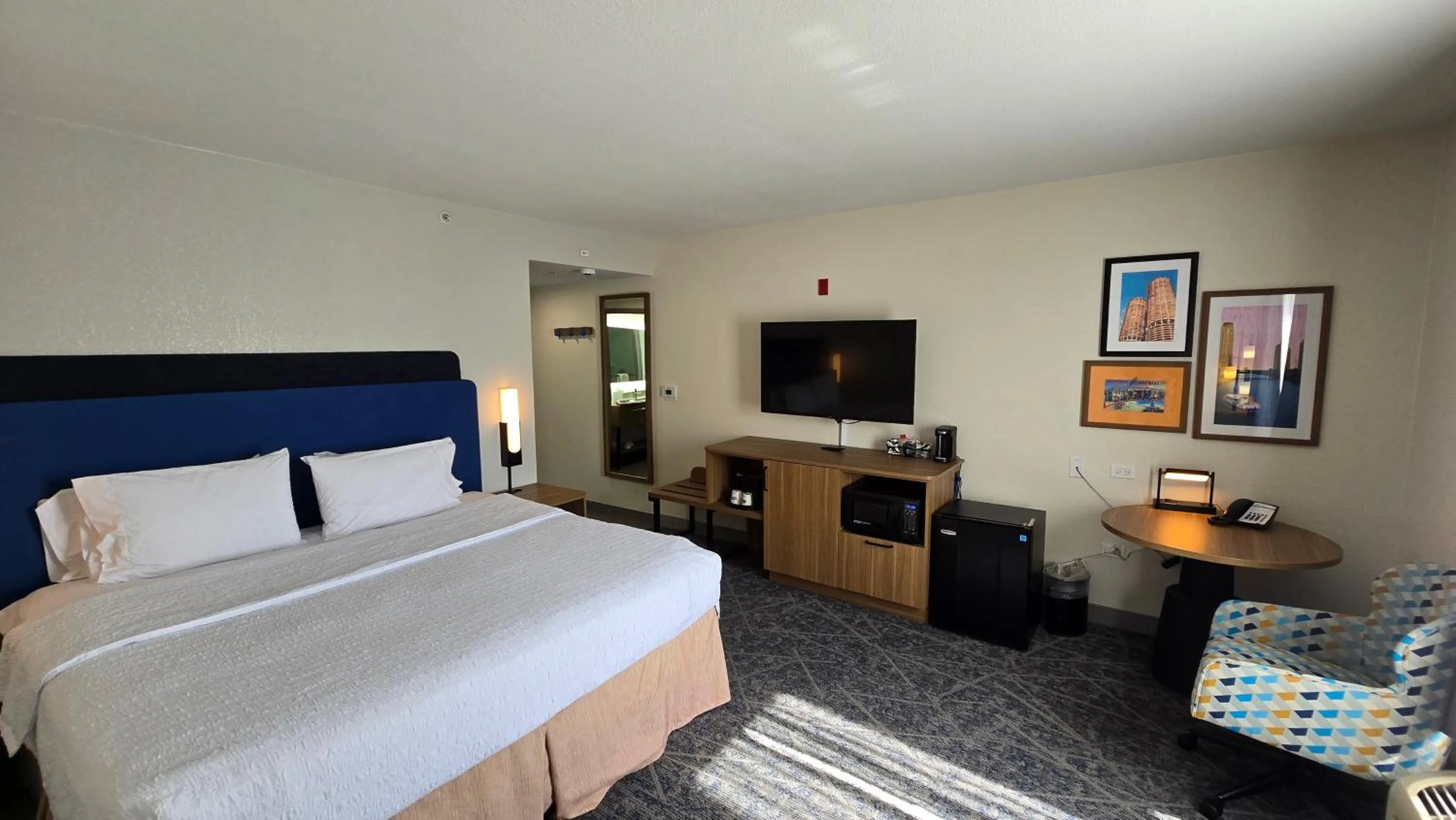 Bed in Hampton Inn & Suites Chicago Deer Park