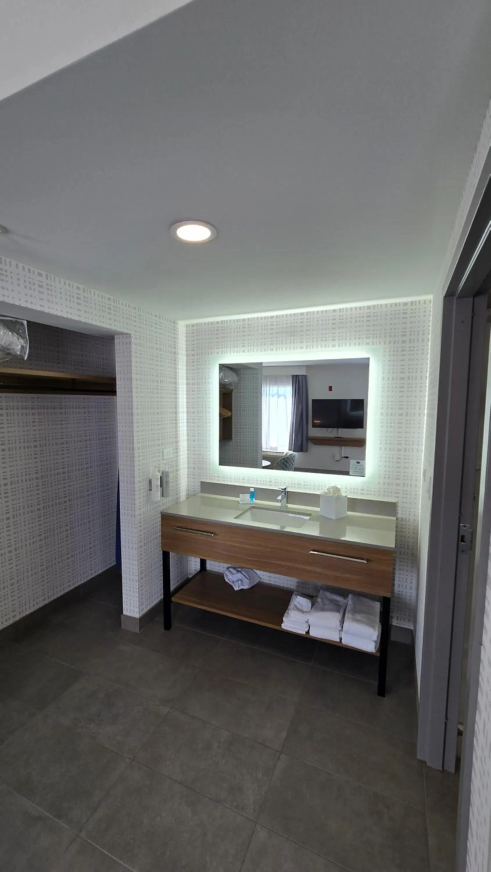 Bedroom, Bed in Hampton Inn & Suites Chicago Deer Park