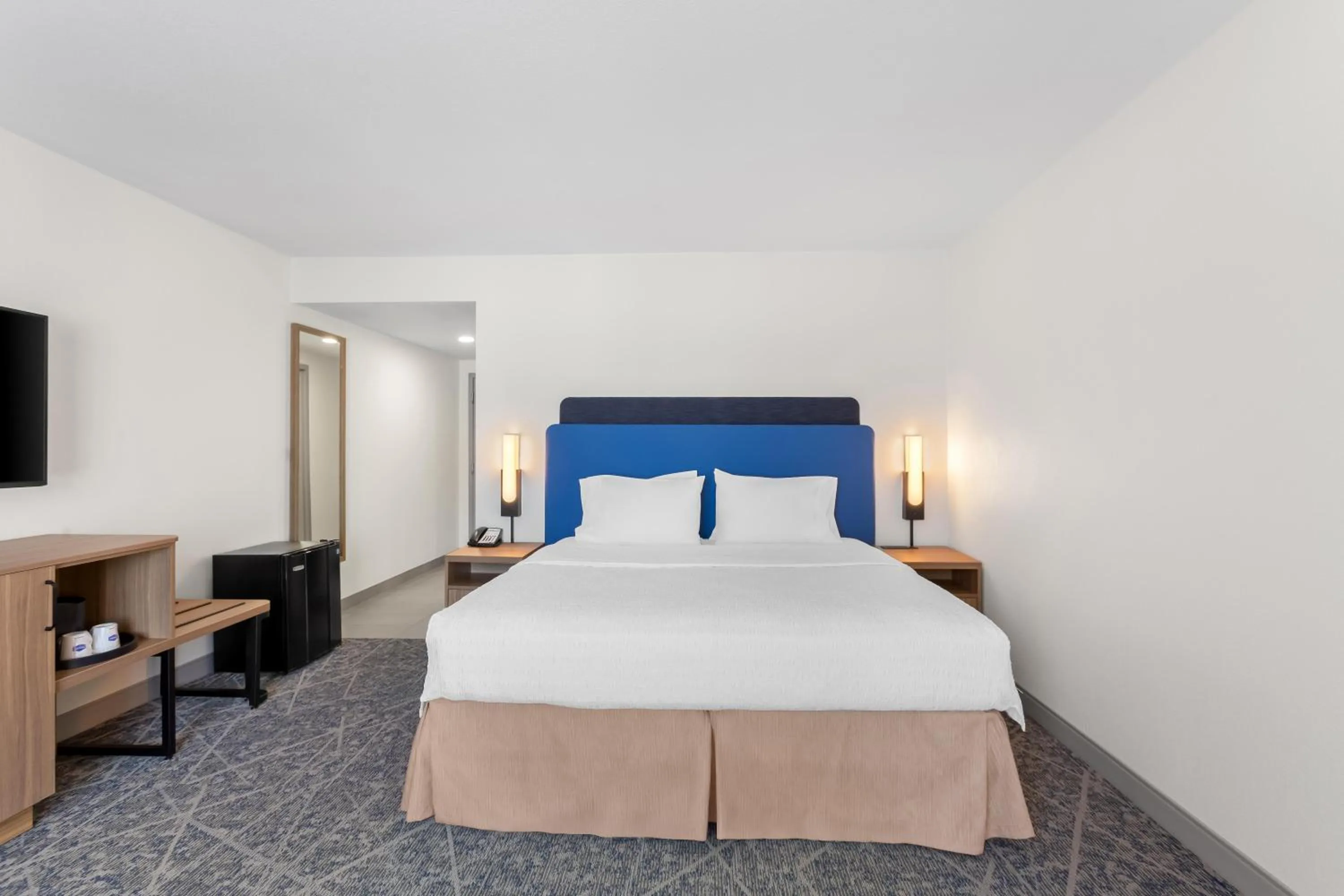 Bed in Hampton Inn & Suites Chicago Deer Park