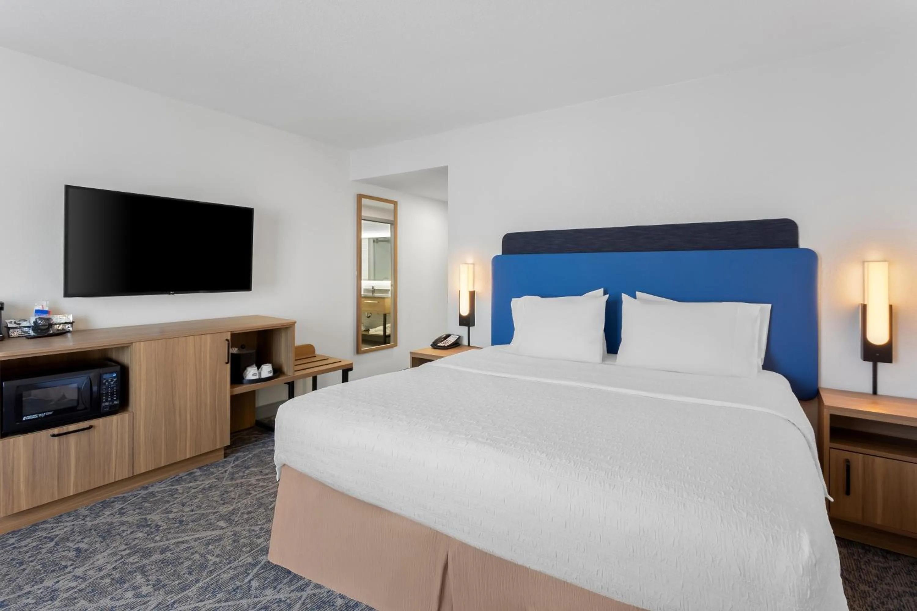 Bed in Hampton Inn & Suites Chicago Deer Park