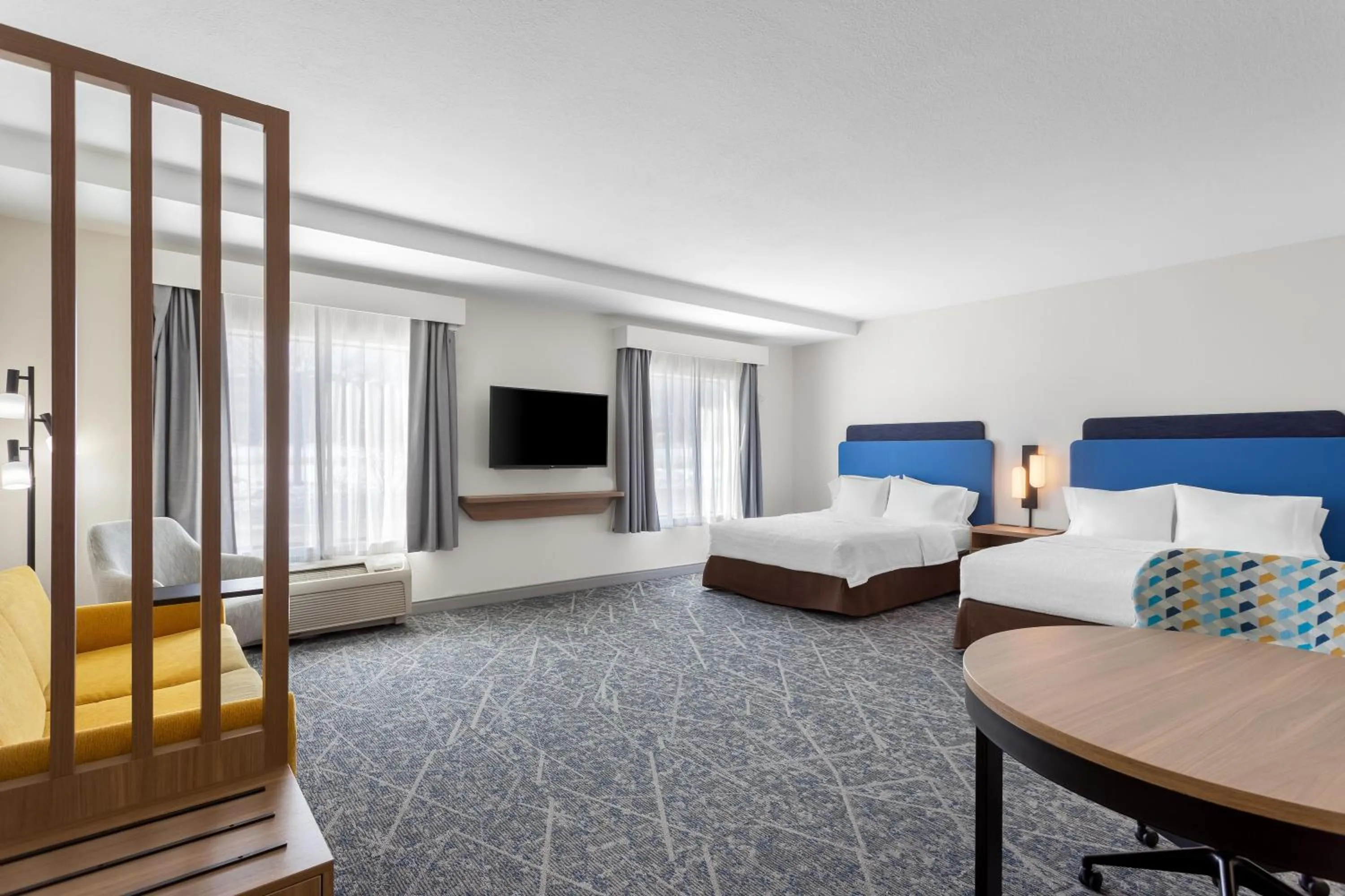 Bed in Hampton Inn & Suites Chicago Deer Park