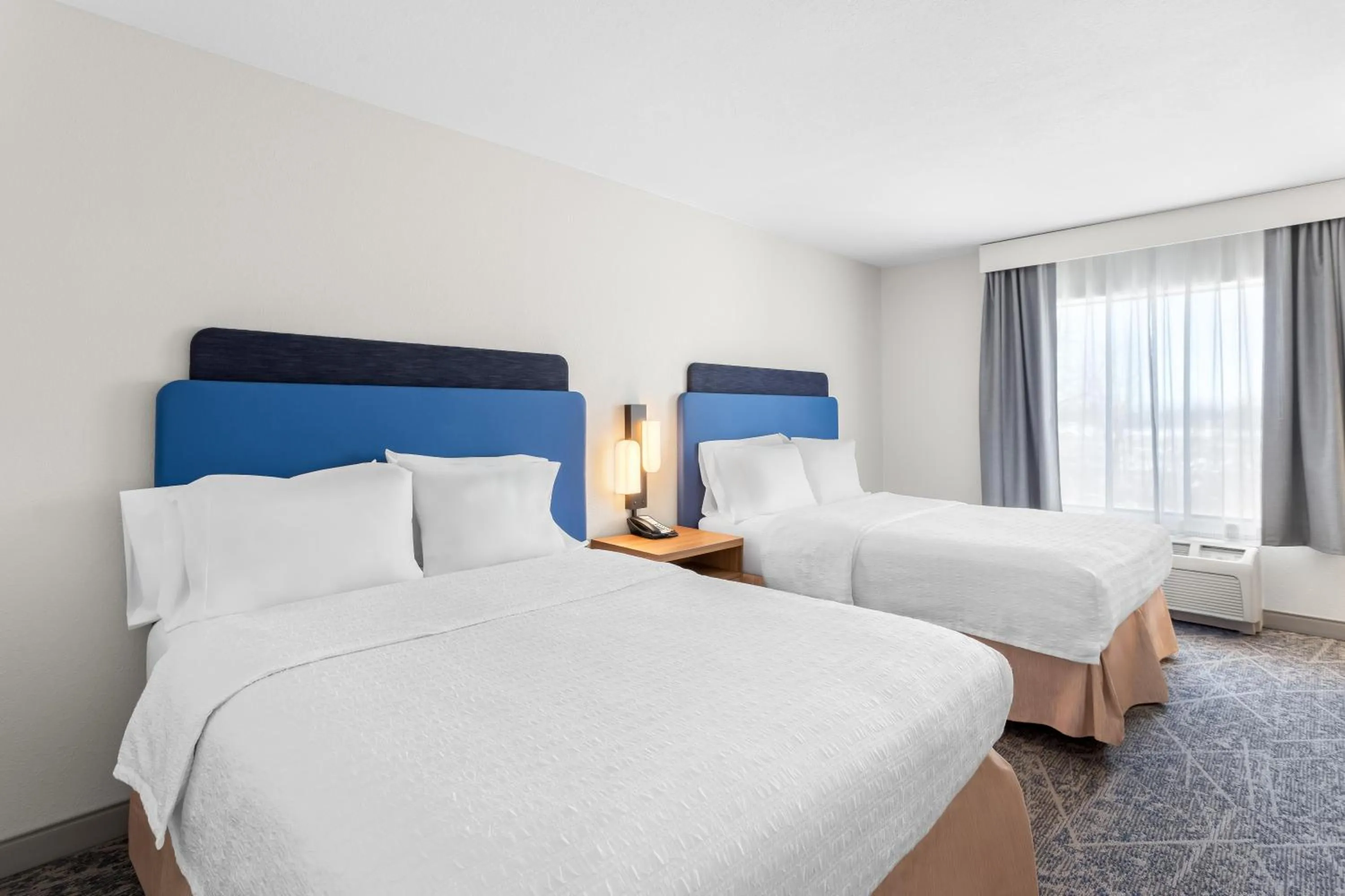 Bed in Hampton Inn & Suites Chicago Deer Park