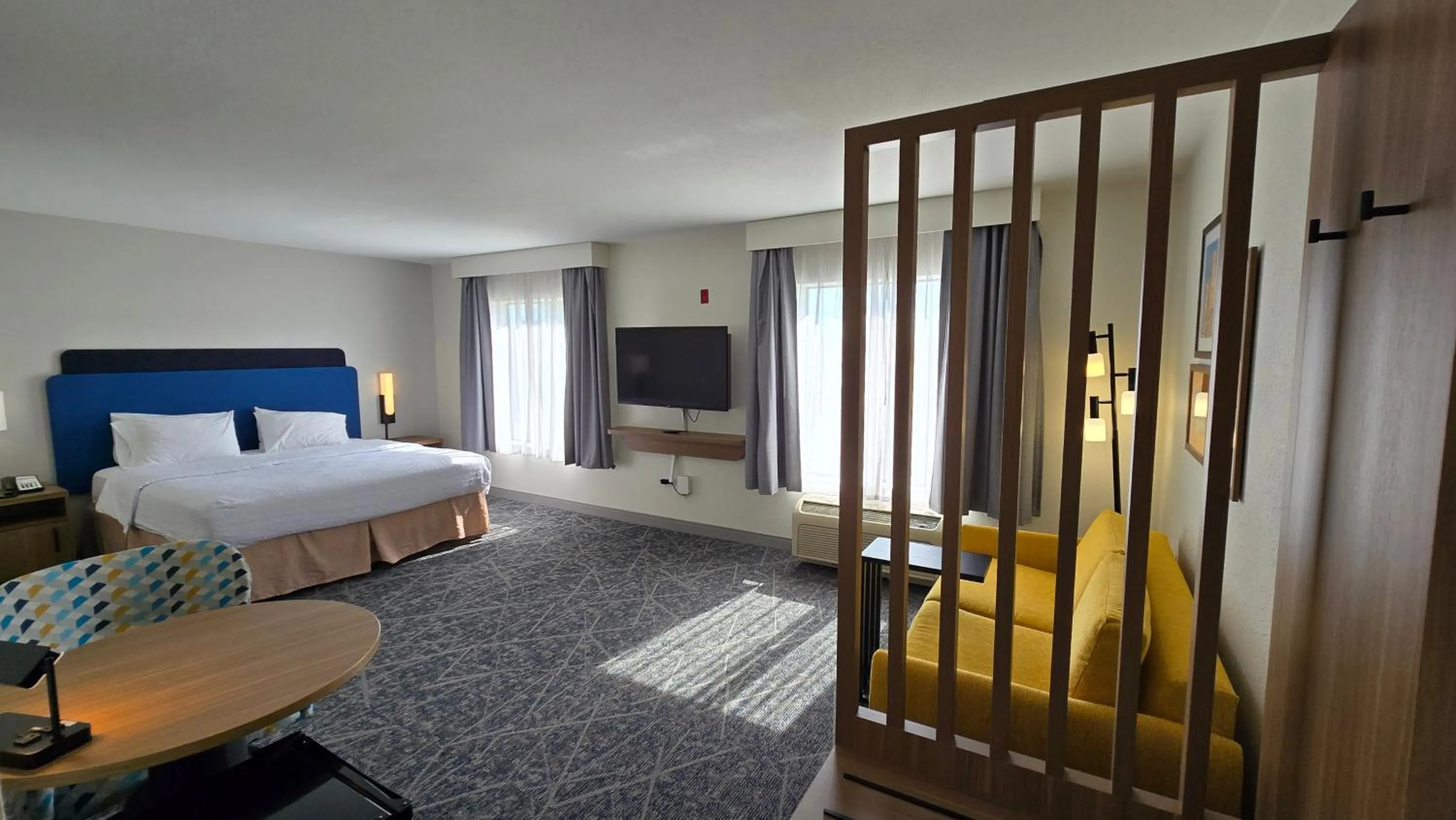 Bedroom, Bed in Hampton Inn & Suites Chicago Deer Park