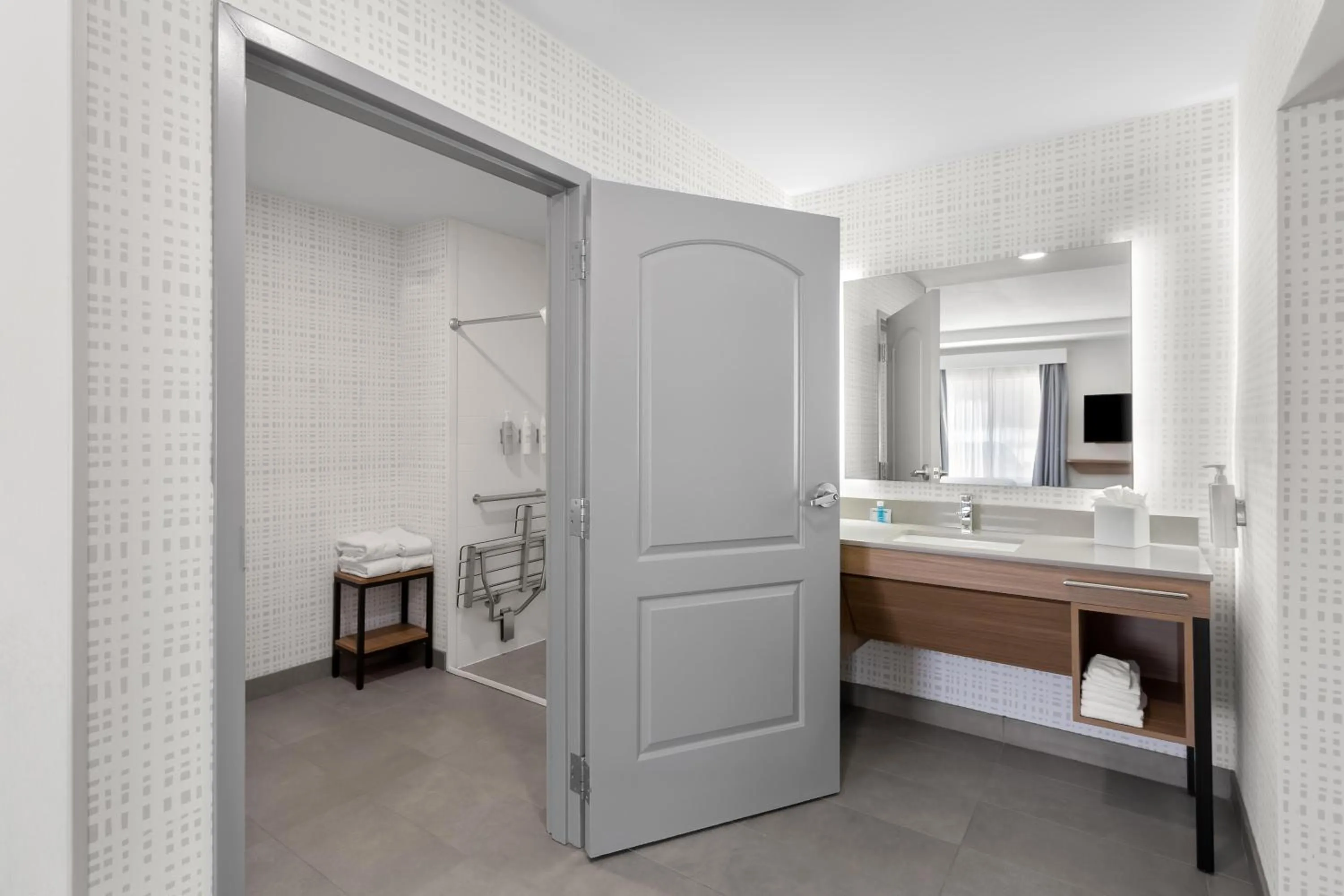 Bathroom in Hampton Inn & Suites Chicago Deer Park