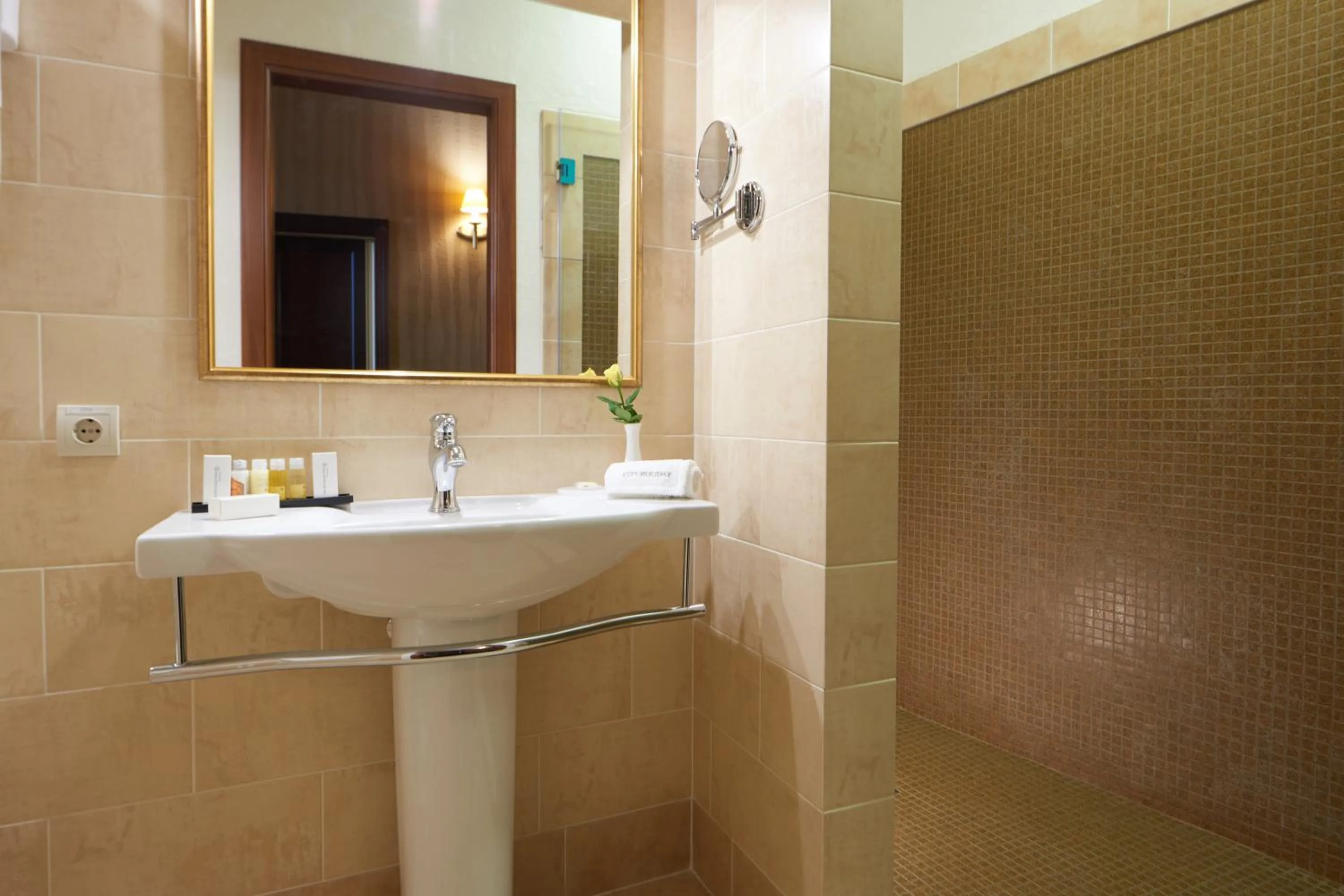 Shower in City Holiday Resort & SPA