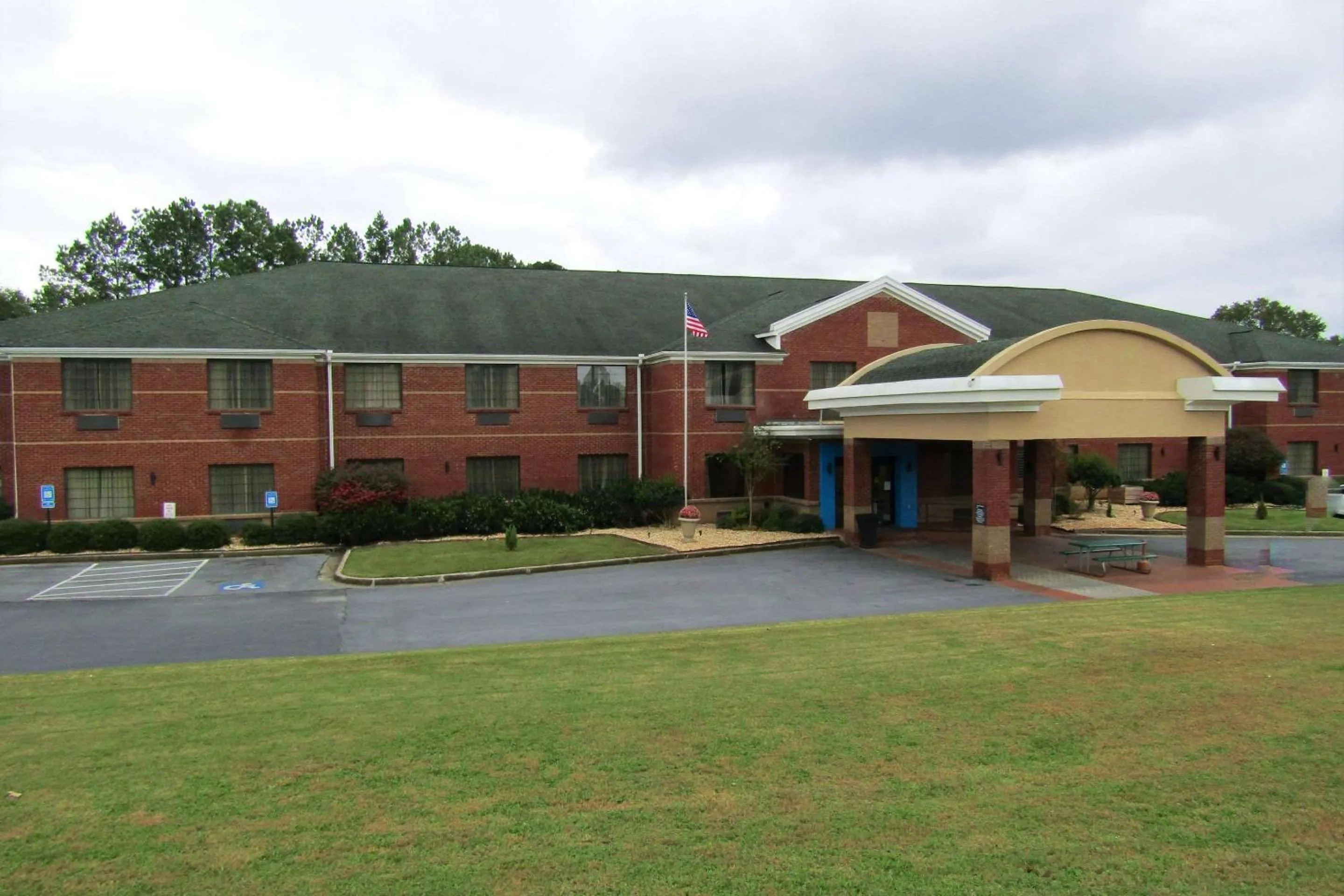 Property building in Days-Inn by Wyndham Cedartown