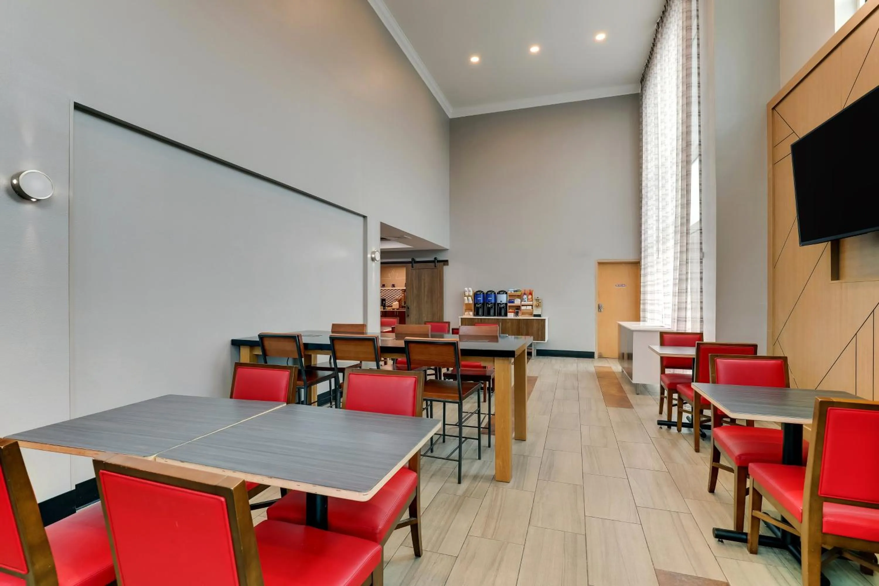 Breakfast in Holiday Inn Express Hotel & Suites Richmond by IHG