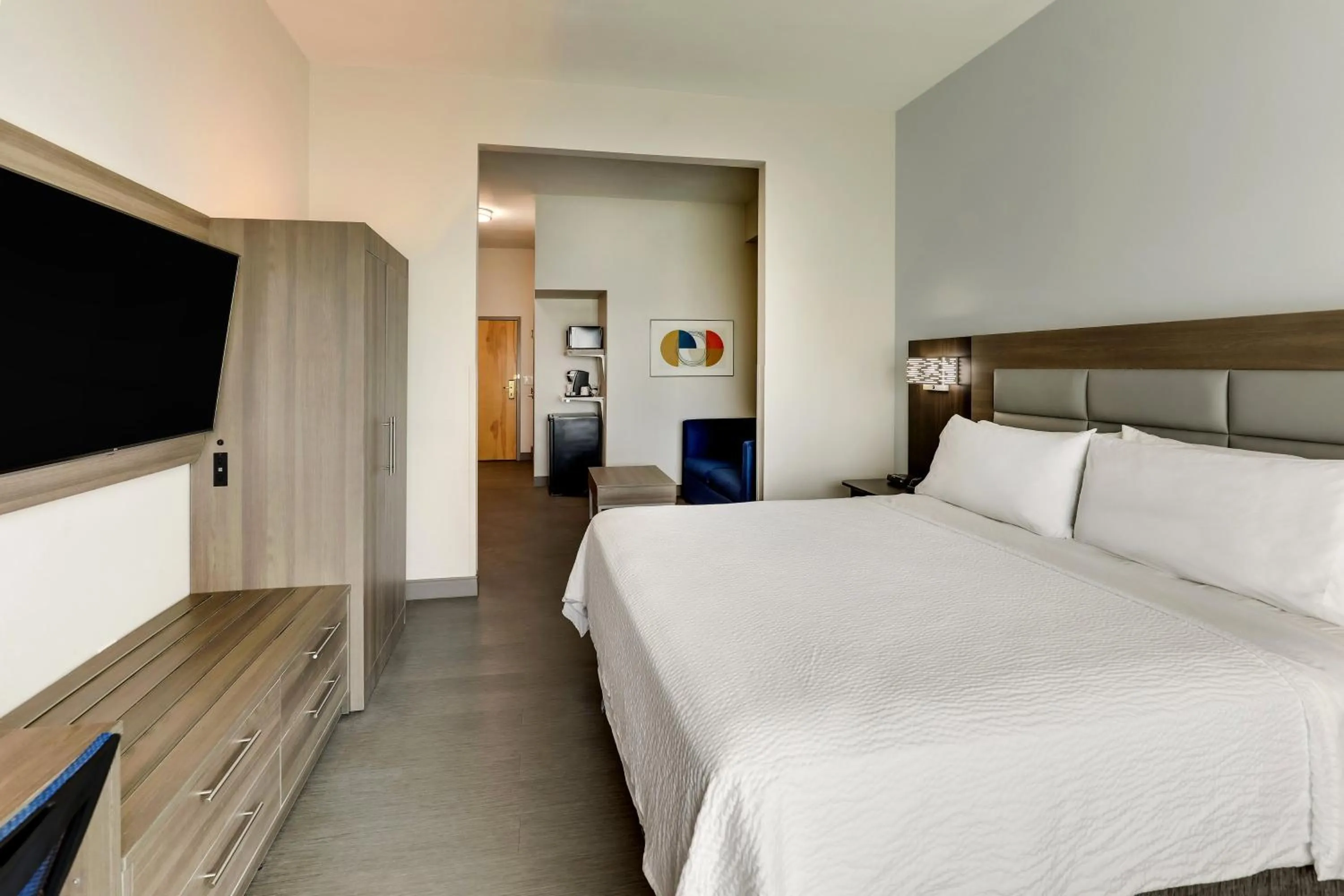 Photo of the whole room, Bed in Holiday Inn Express Hotel & Suites Richmond by IHG