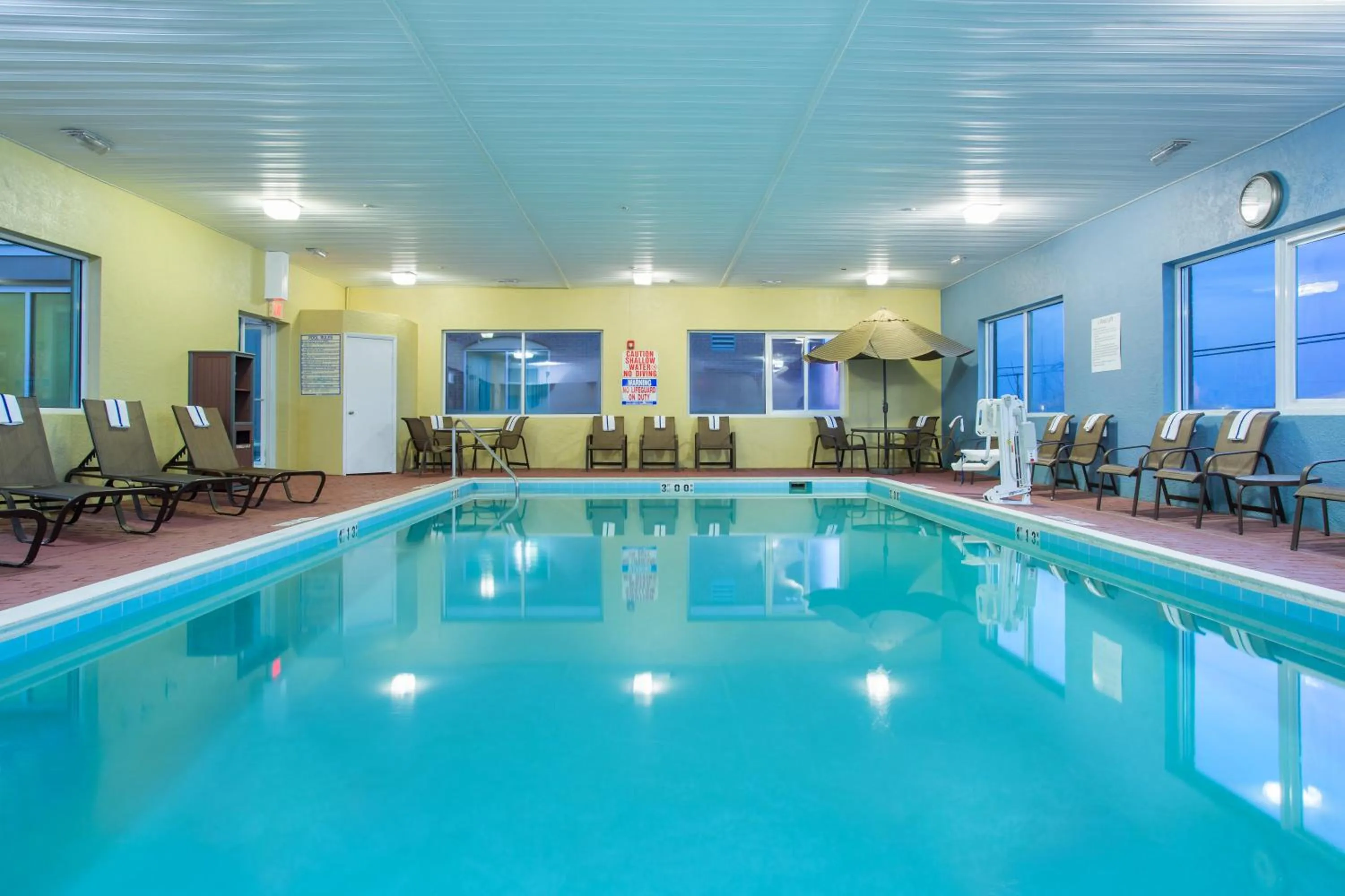 Swimming pool in Holiday Inn Express Hotel & Suites Richmond by IHG