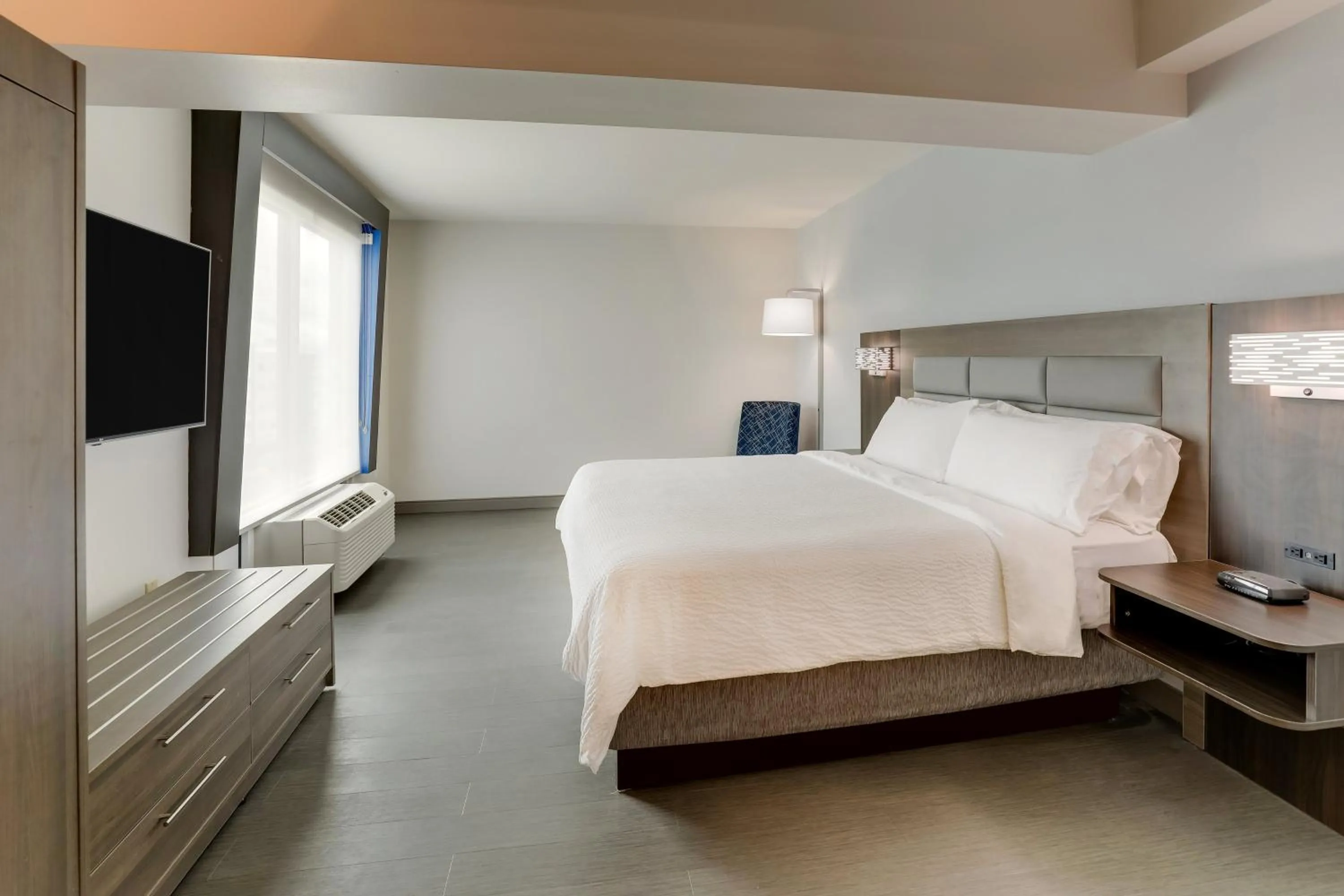 Photo of the whole room, Bed in Holiday Inn Express Hotel & Suites Richmond by IHG