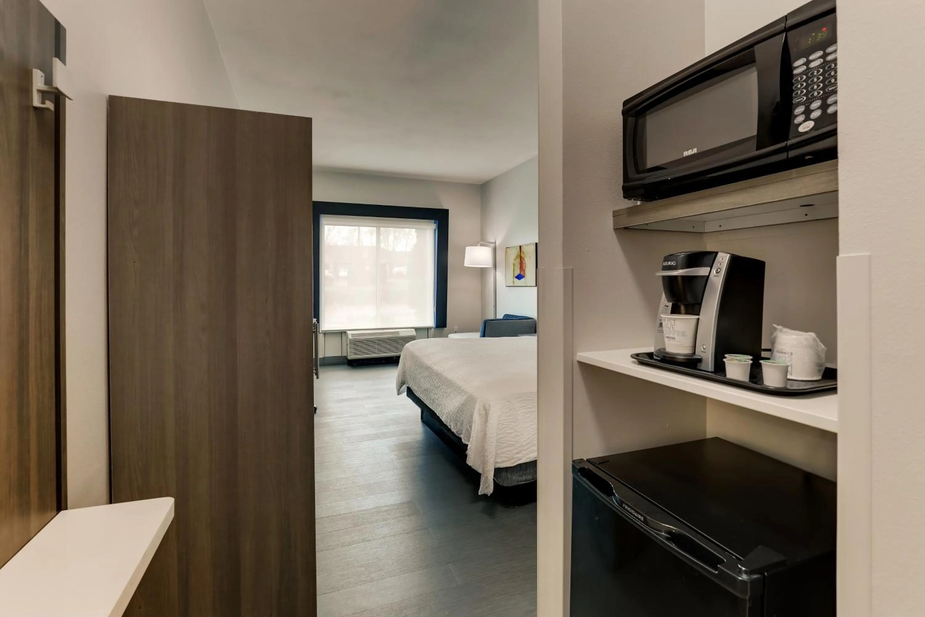 Bedroom, Bed in Holiday Inn Express Hotel & Suites Richmond by IHG