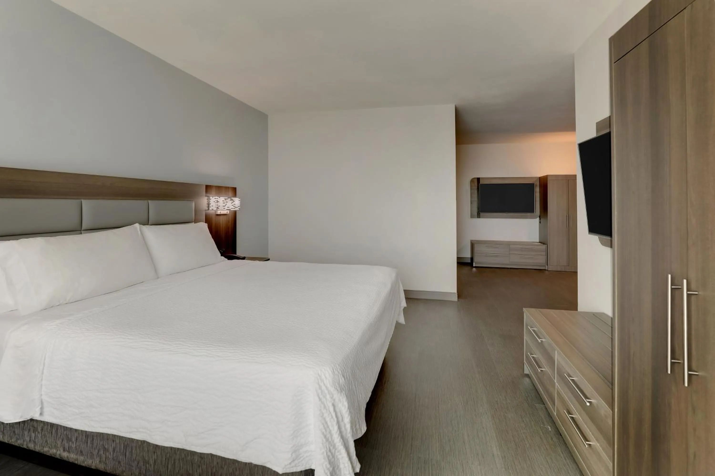 Bed in Holiday Inn Express Hotel & Suites Richmond by IHG
