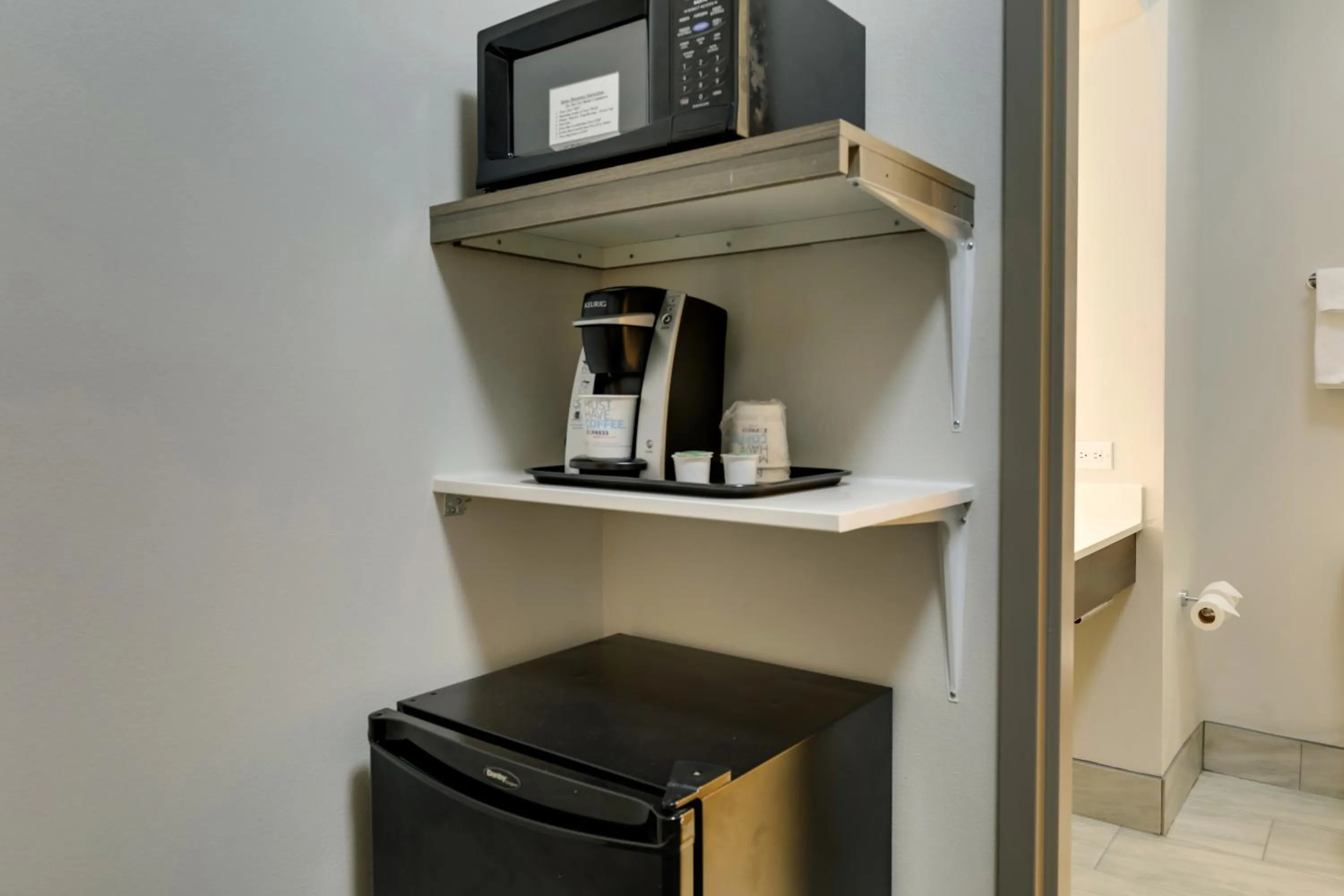 Bedroom in Holiday Inn Express Hotel & Suites Richmond by IHG