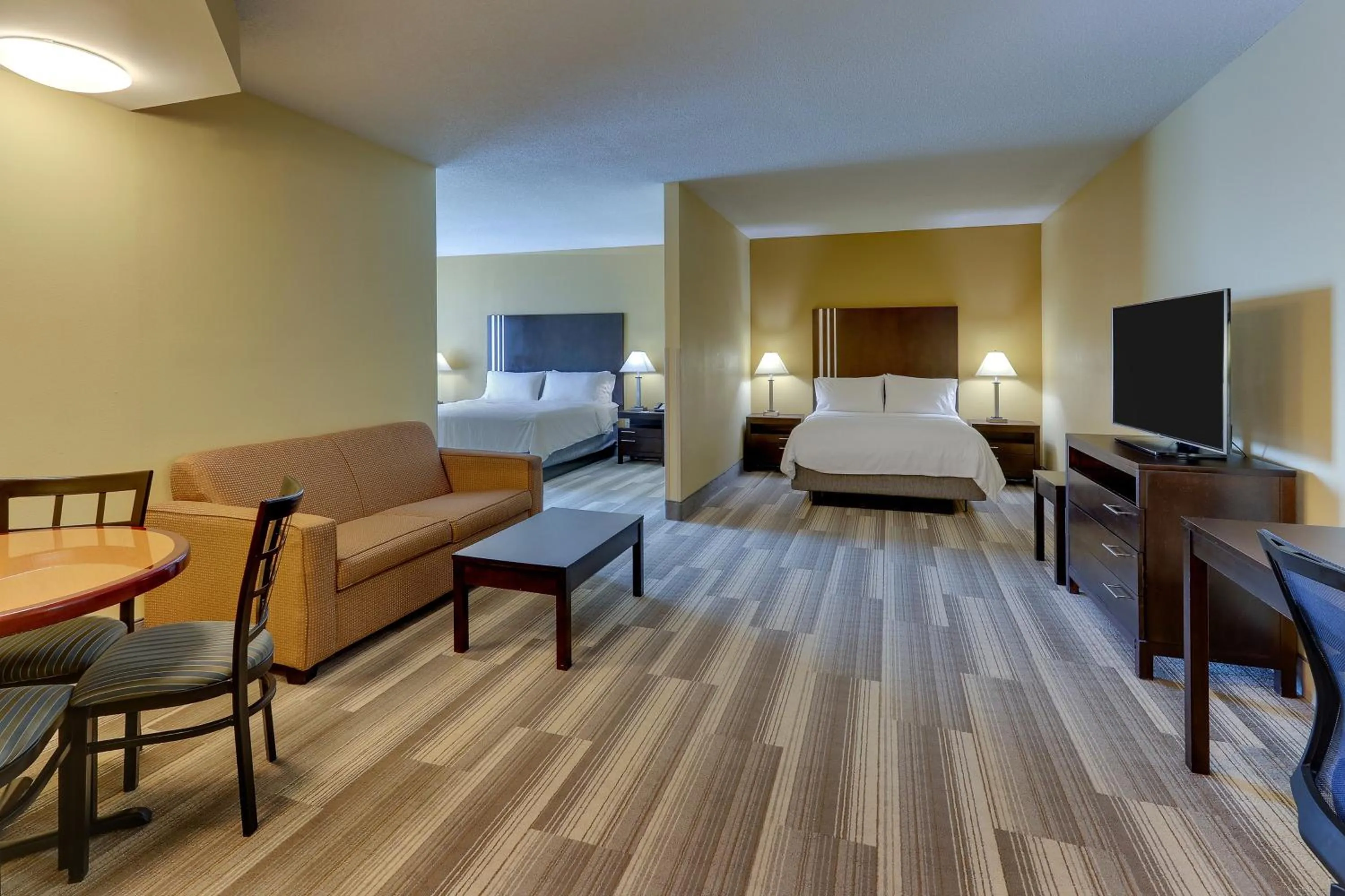 Photo of the whole room, Bed in Holiday Inn Express Hotel & Suites Richmond by IHG