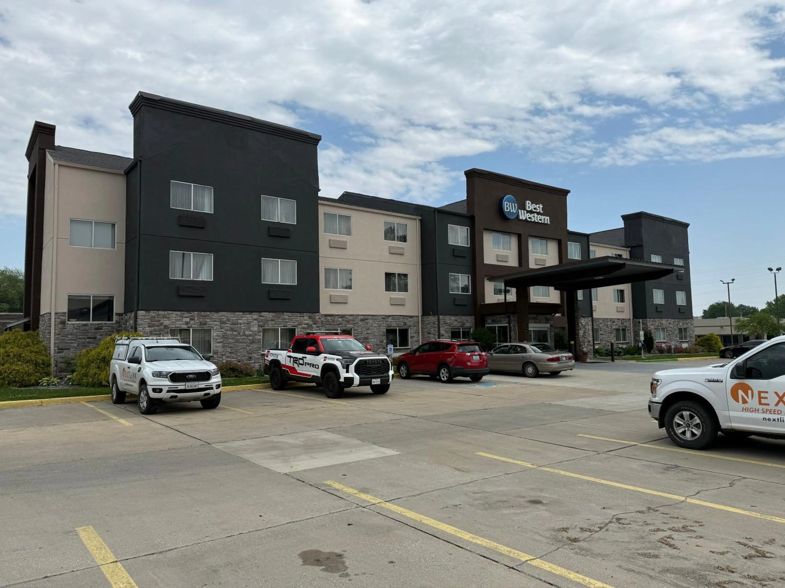 Property building in Best Western Kokomo Hotel