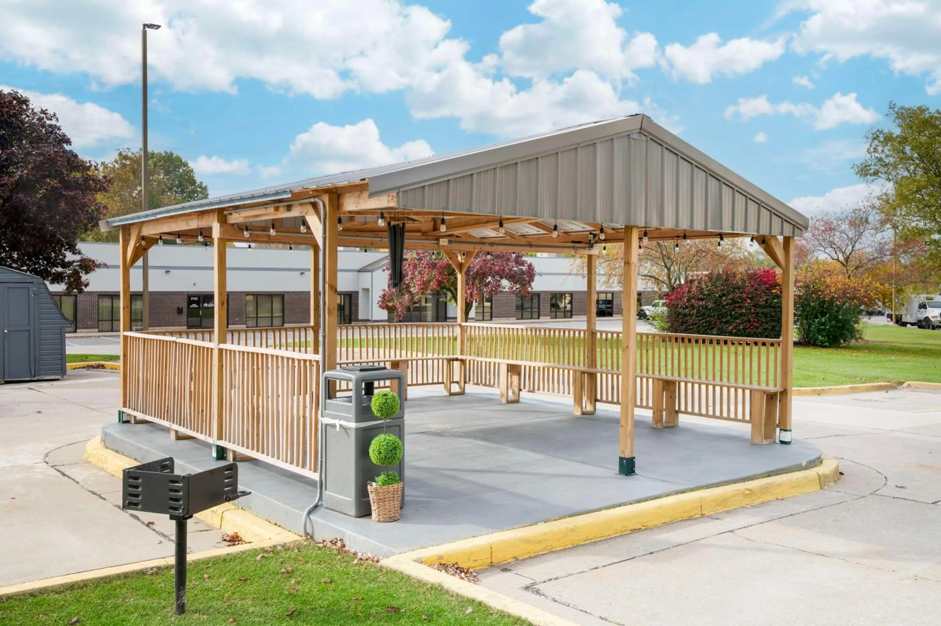 Property building in Best Western Kokomo Hotel