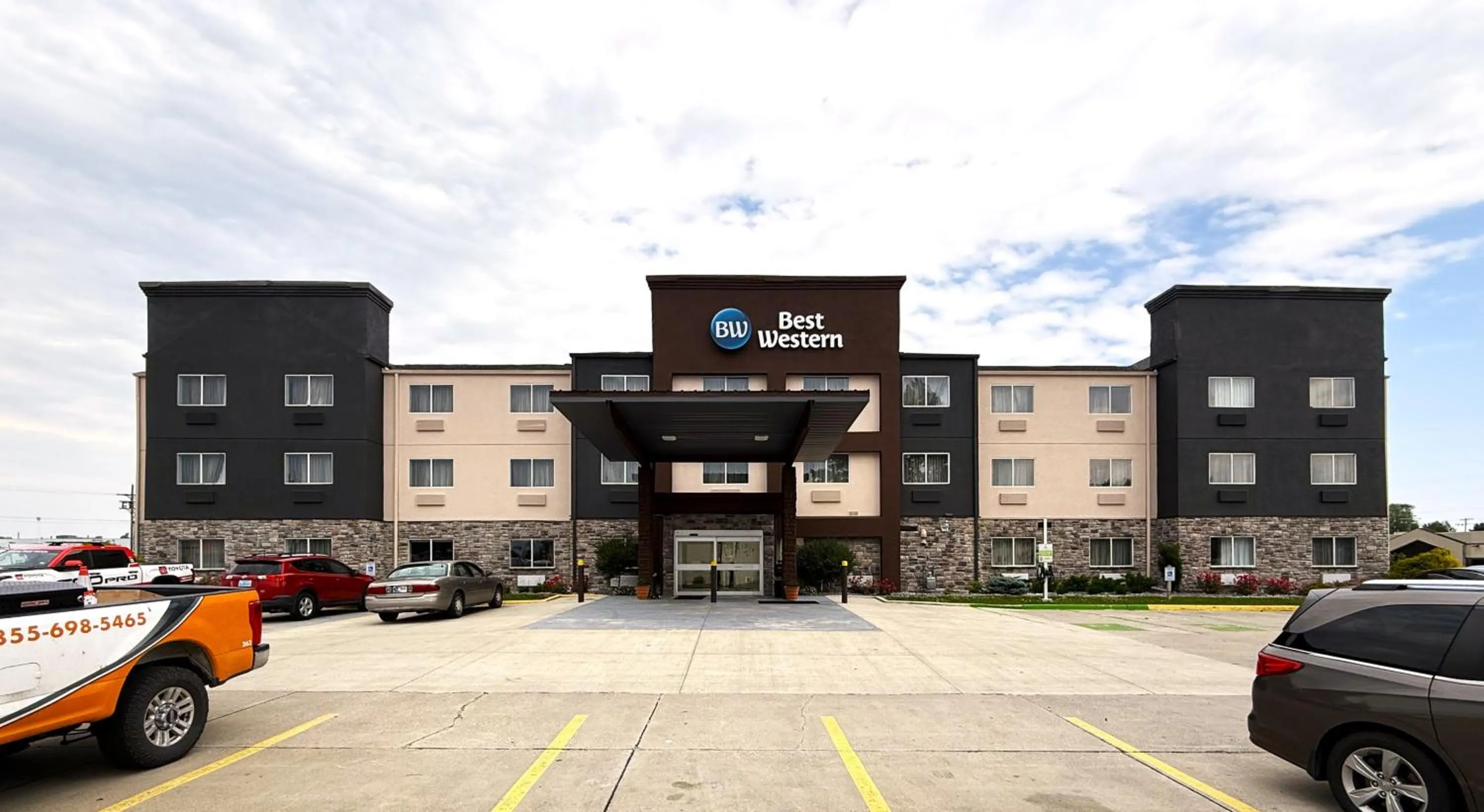 Property building in Best Western Kokomo Hotel
