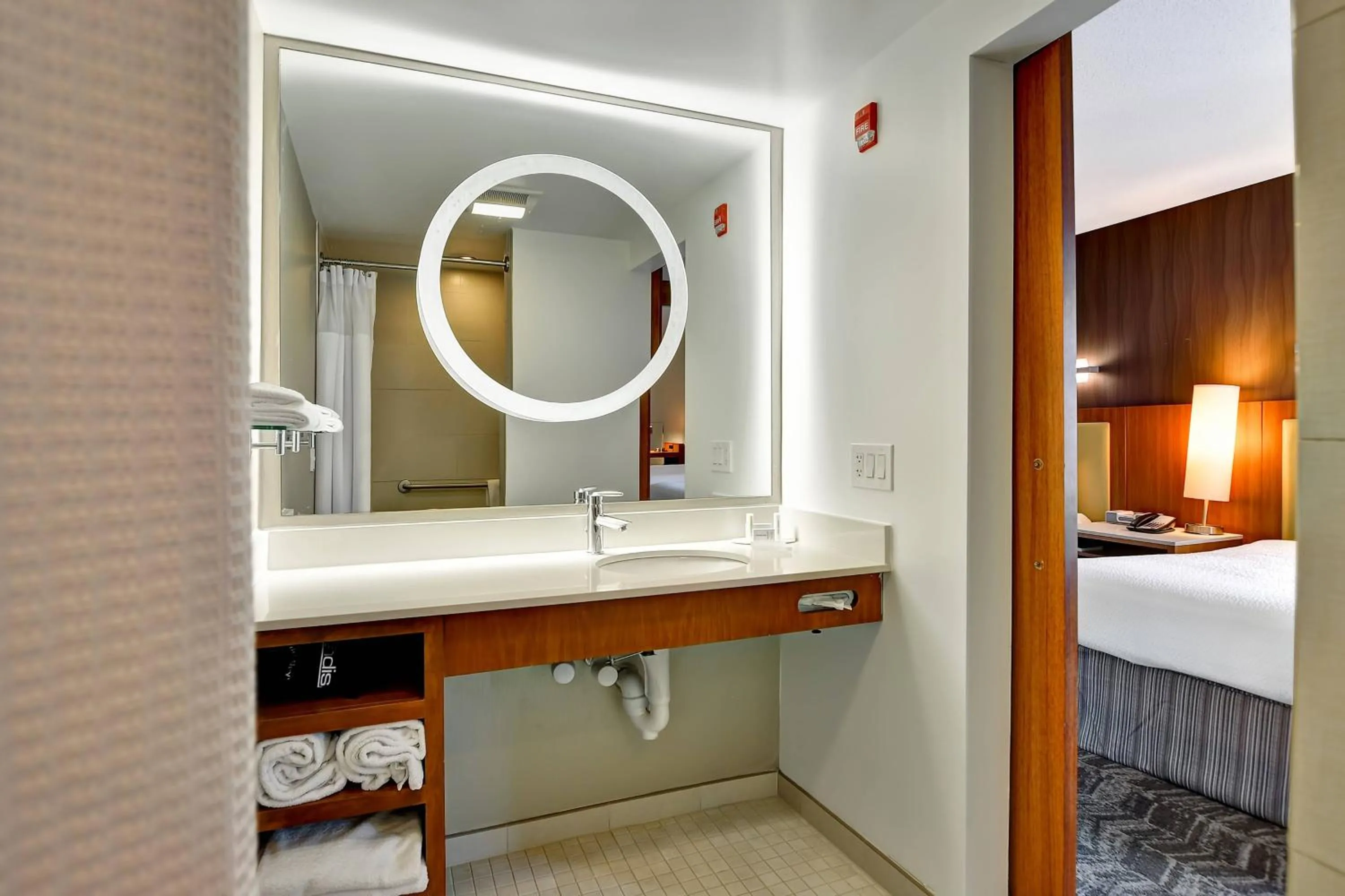 Bathroom, Bed in SpringHill Suites By Marriott Columbia Fort Meade Area