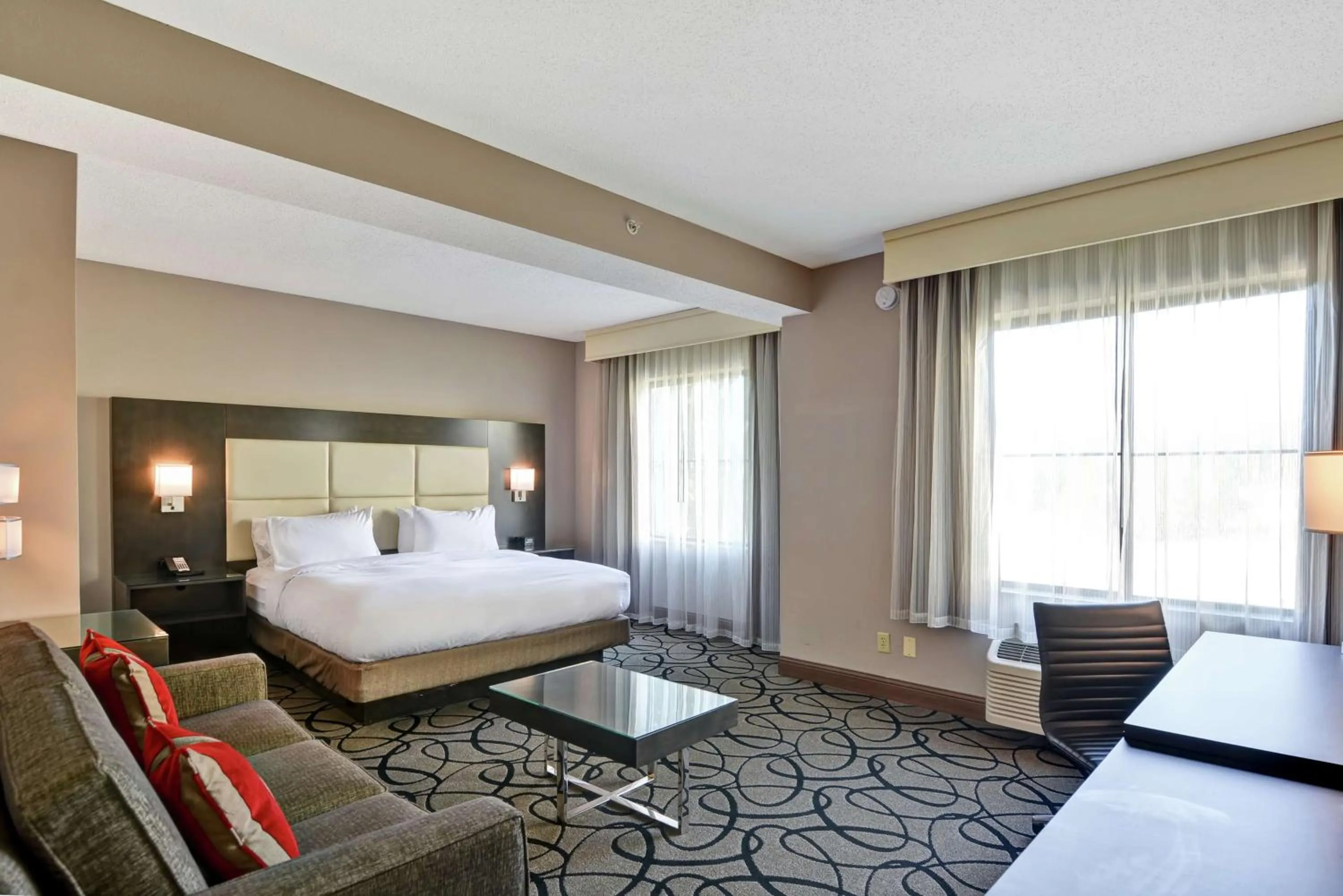 Bedroom, Bed in DoubleTree by Hilton Hattiesburg, MS