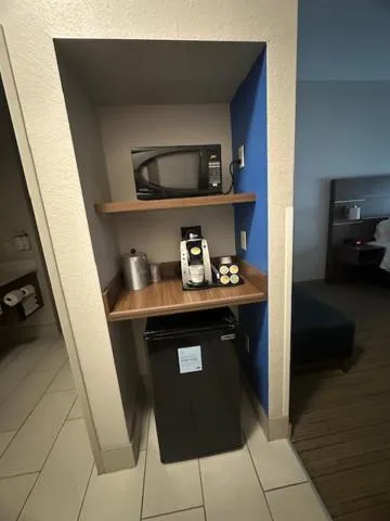 Coffee/tea facilities in Holiday Inn Express Hotel & Suites Weston by IHG