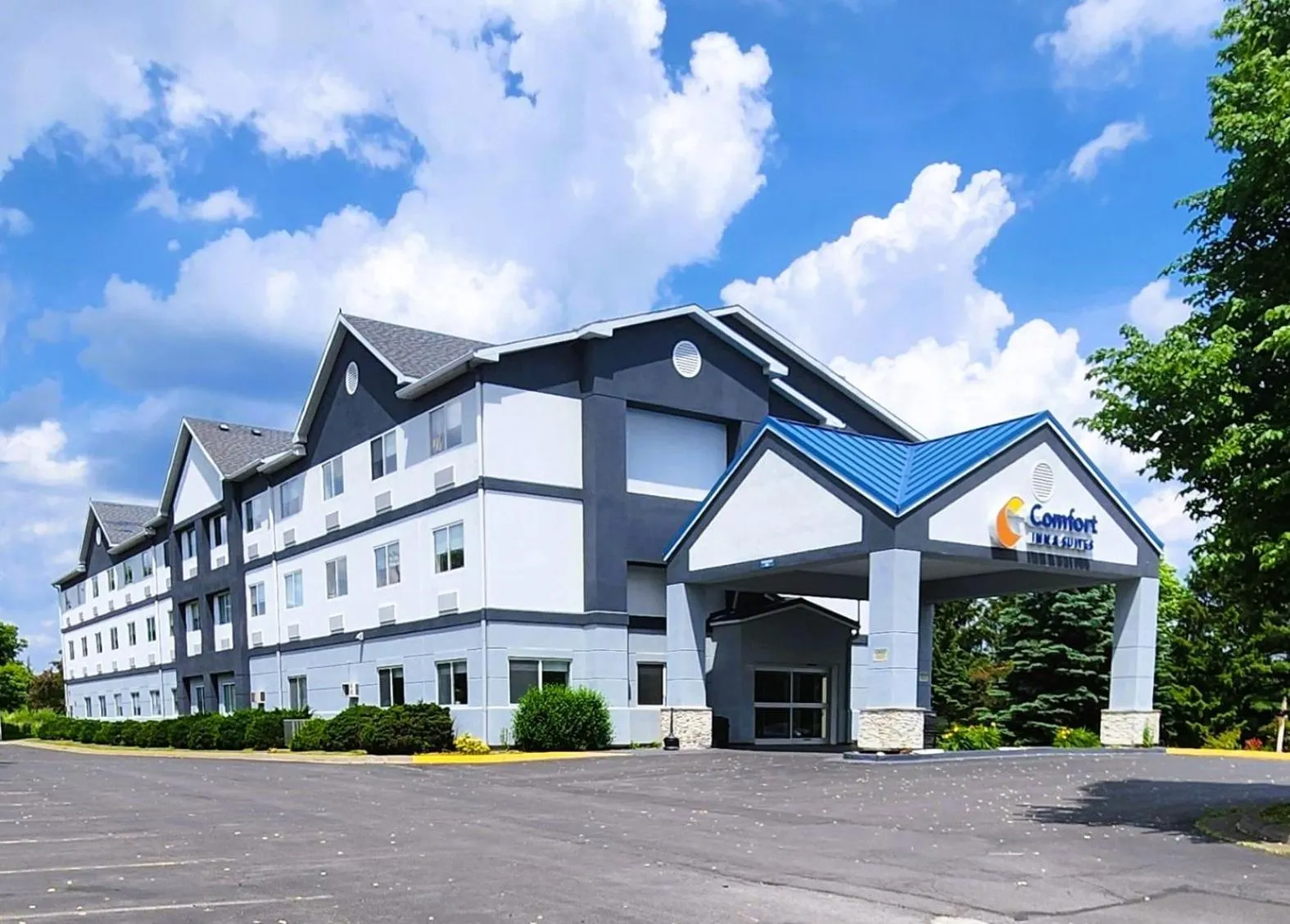Property building in Comfort Inn & Suites Liverpool - Syracuse