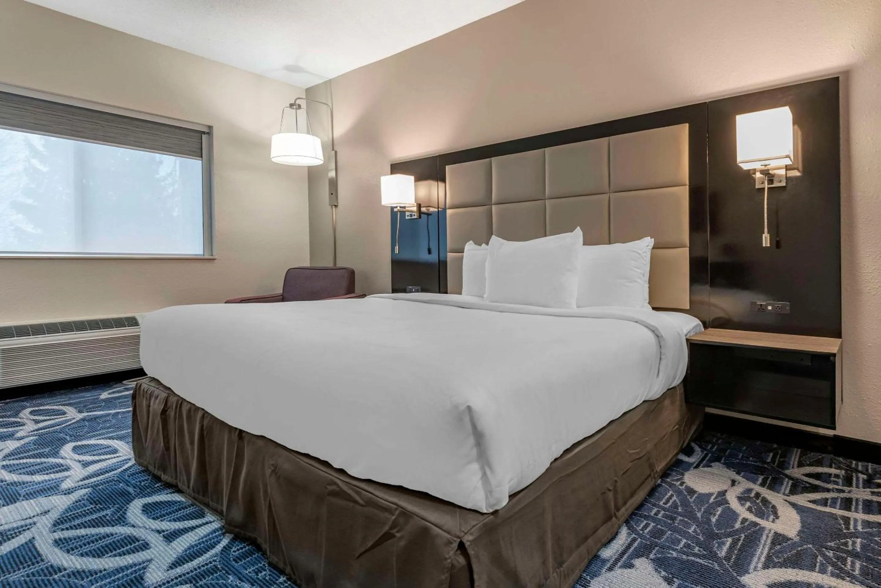Bedroom, Bed in Comfort Inn & Suites Liverpool - Syracuse