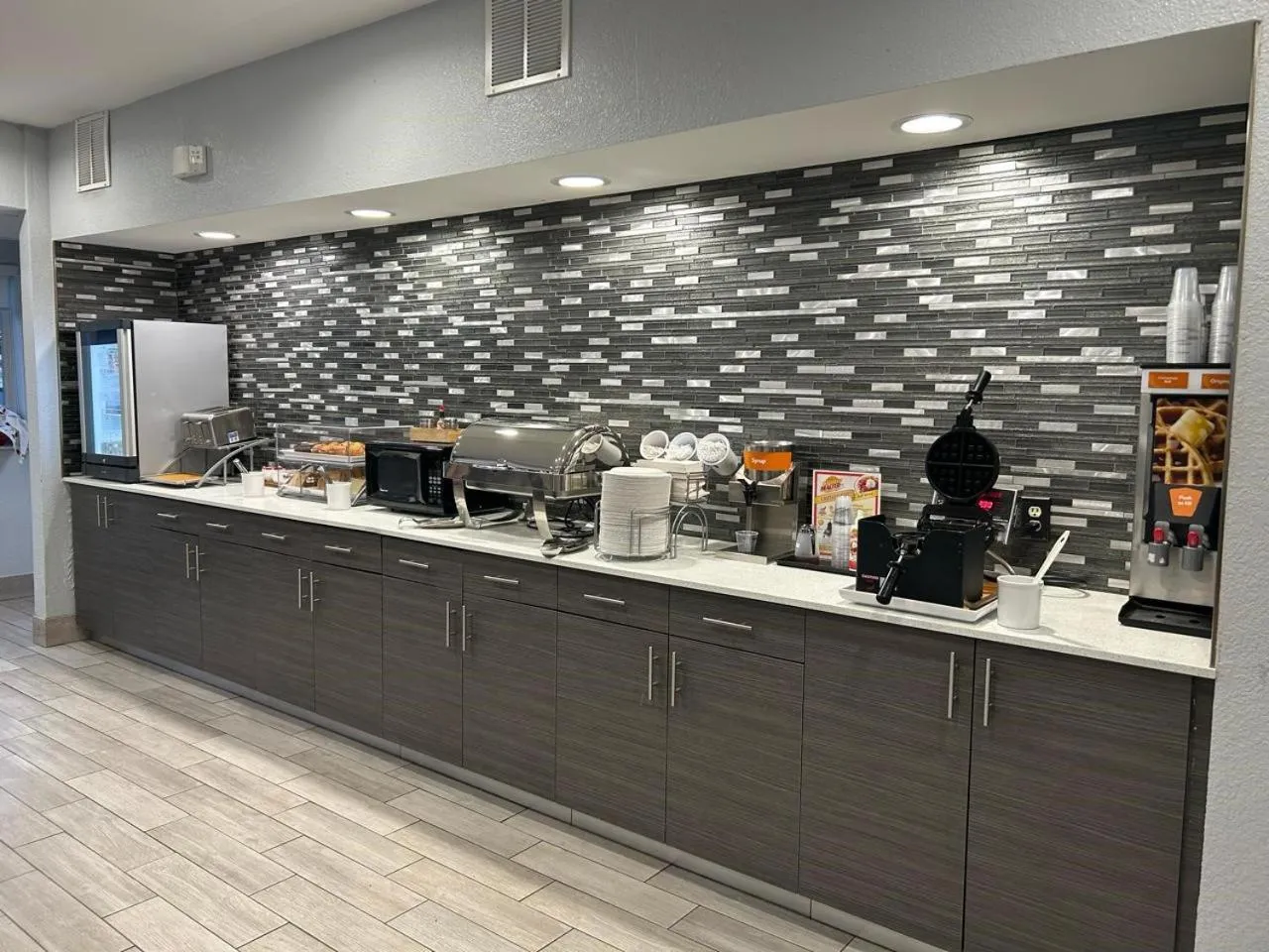 Breakfast in Comfort Inn & Suites Liverpool - Syracuse