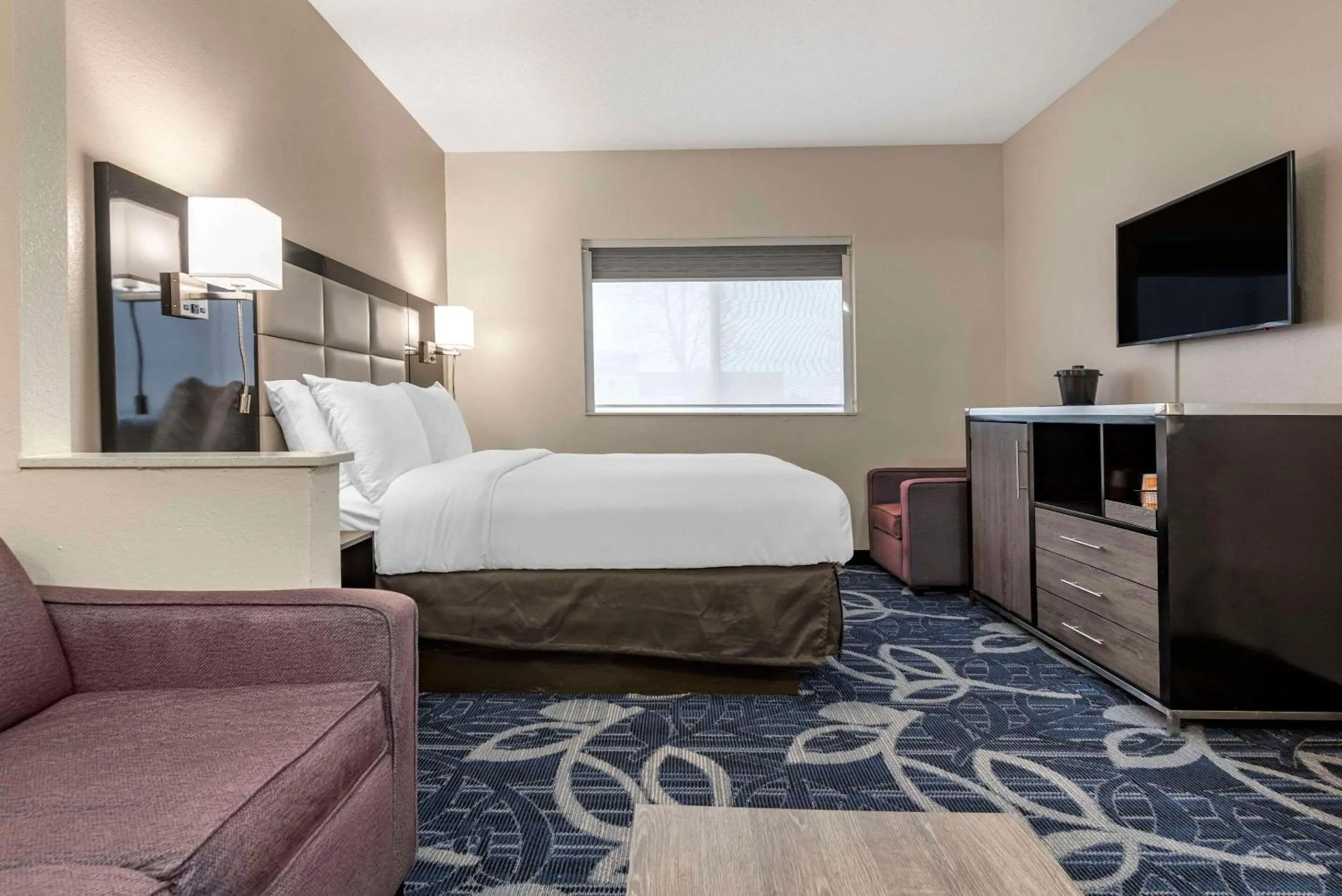 Bedroom, Bed in Comfort Inn & Suites Liverpool - Syracuse