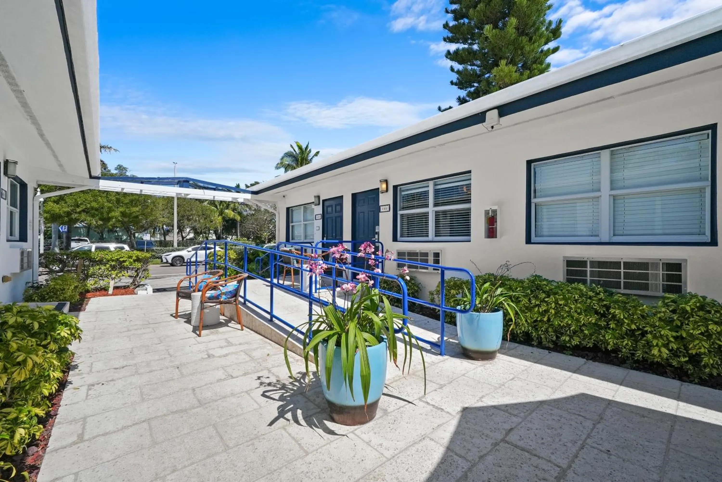 Property building in Hollywood Beach Suites and Hotel