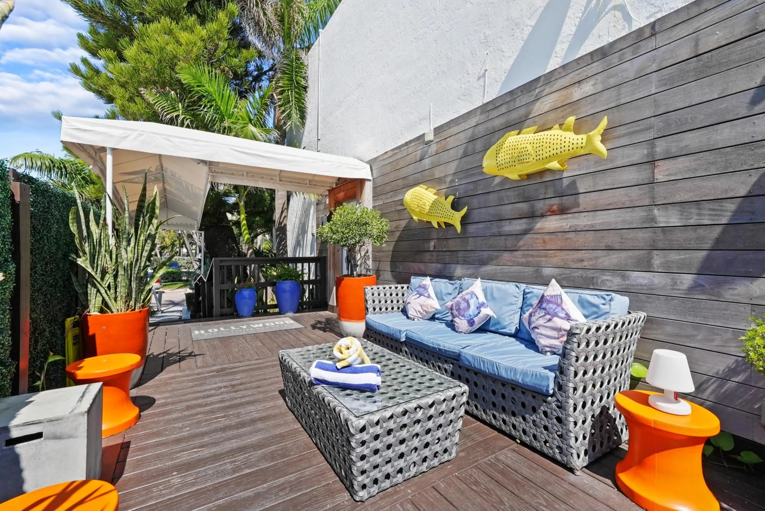 Seating area in Hollywood Beach Suites and Hotel