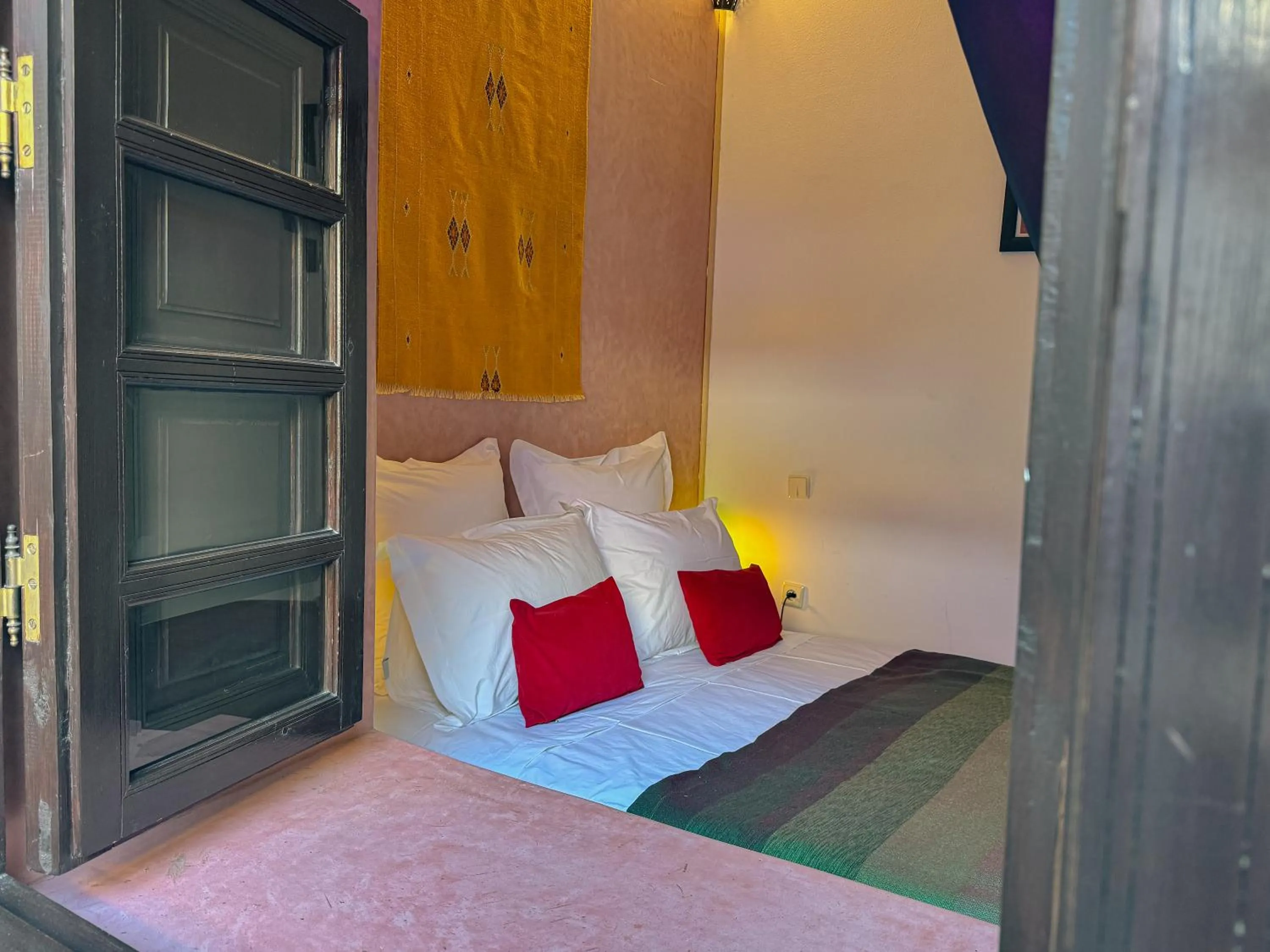 Bed in Riad Lapis-lazuli