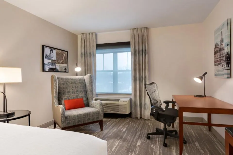 Bathroom, Bed in Hilton Garden Inn Troy