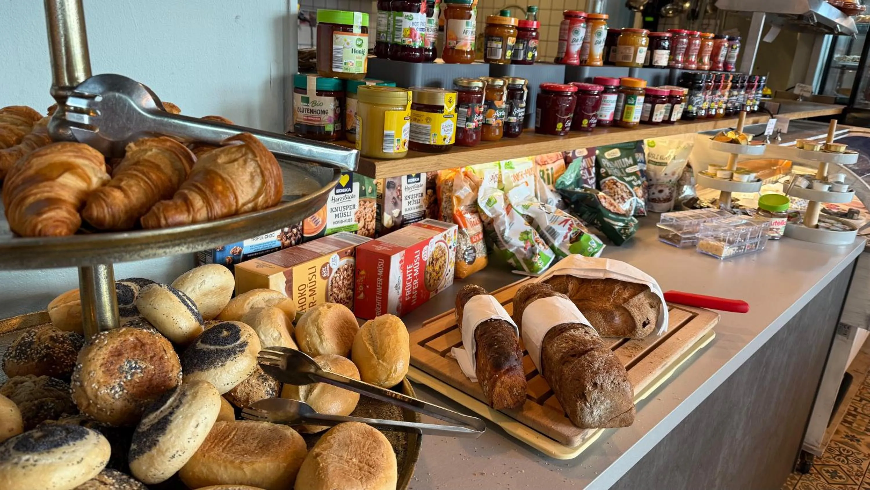 Restaurant/places to eat in Unperfekthotel CoWorkingHotel