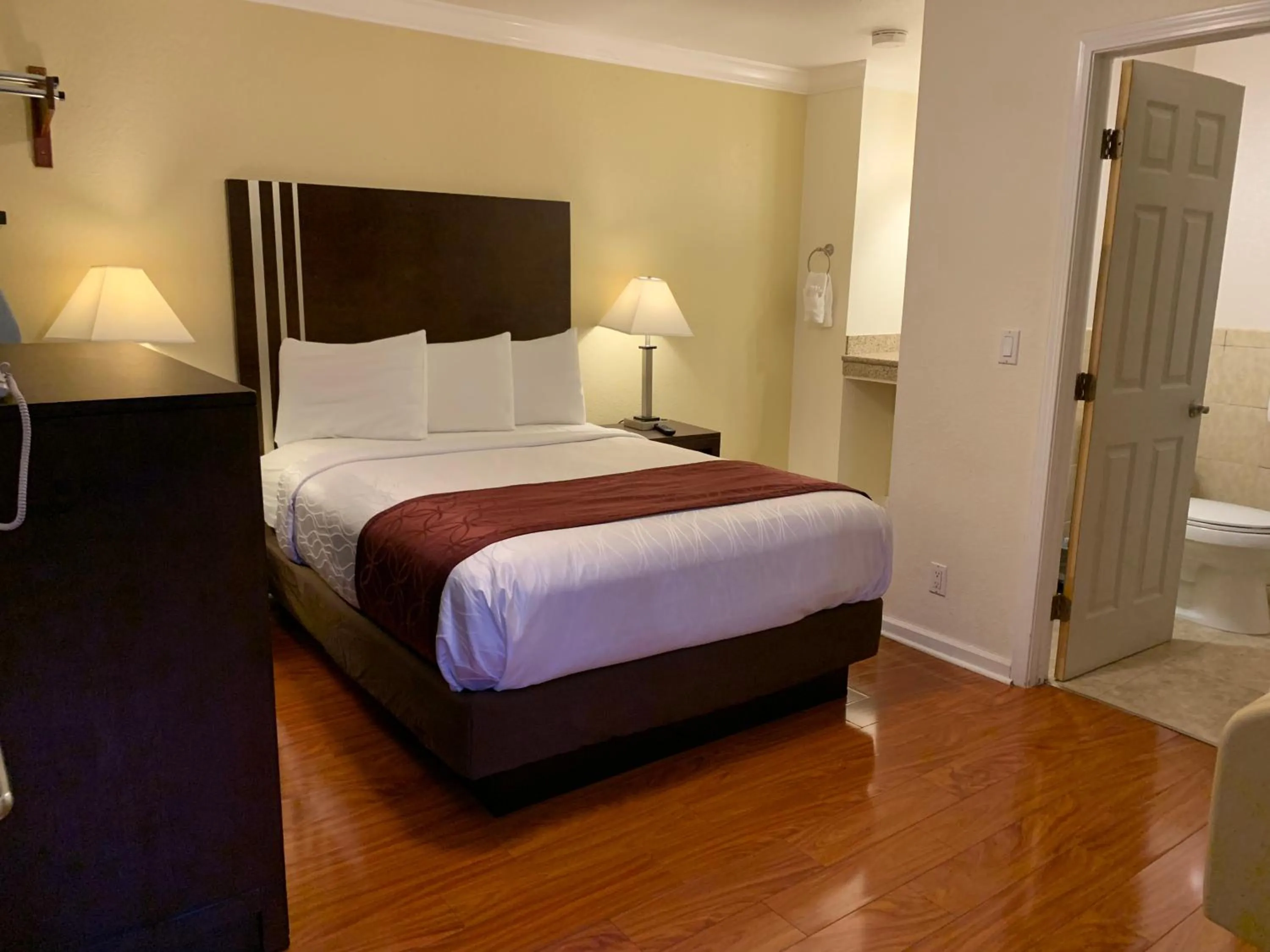 Bed in Lombard Plaza Motel