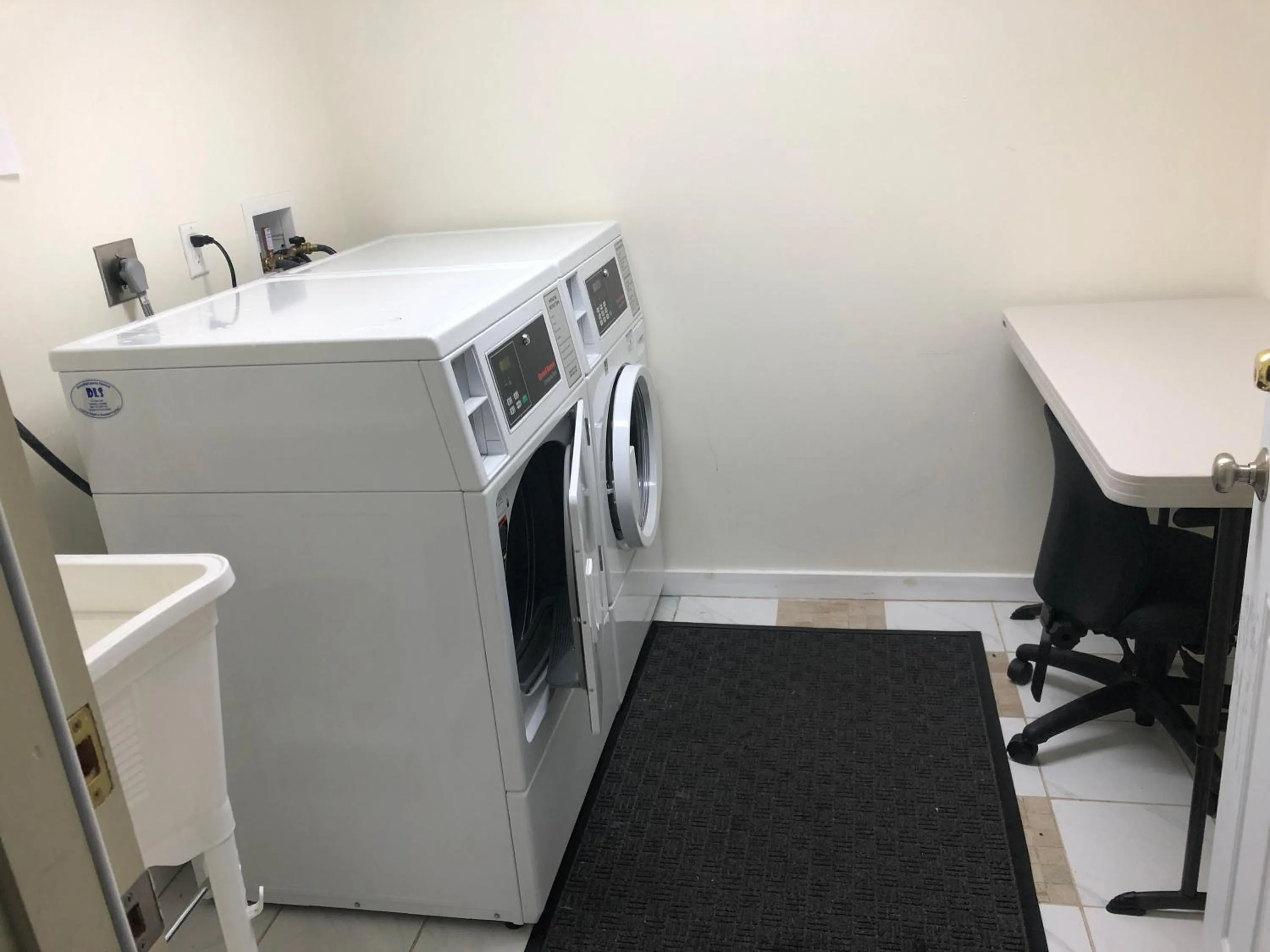 washing machine in Lombard Plaza Motel