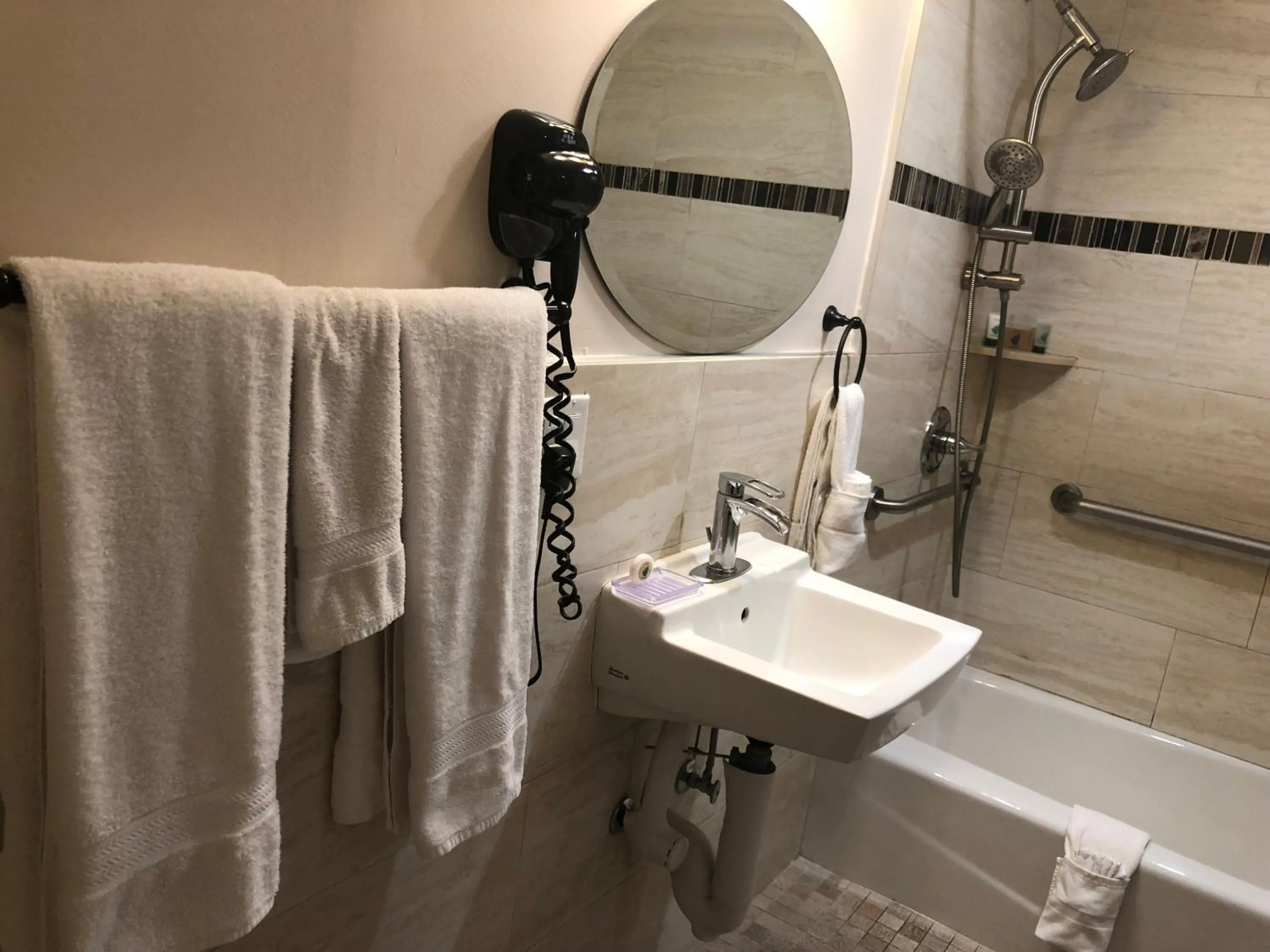 Shower in Lombard Plaza Motel