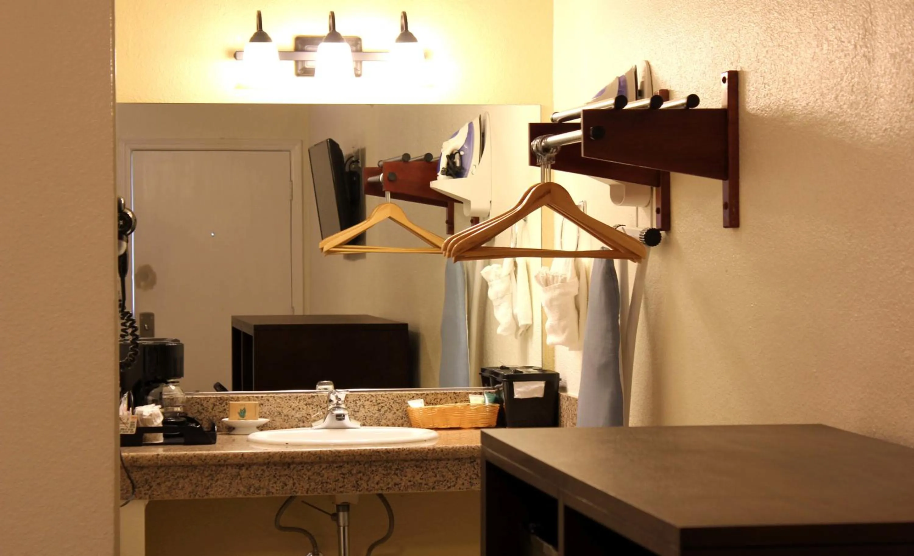 Bathroom in Lombard Plaza Motel