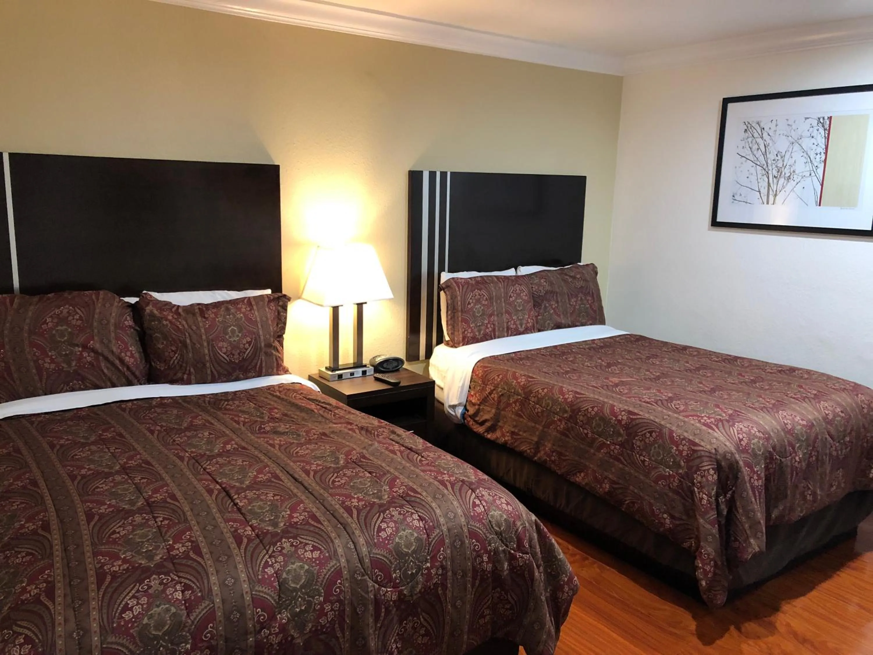 Bed in Lombard Plaza Motel