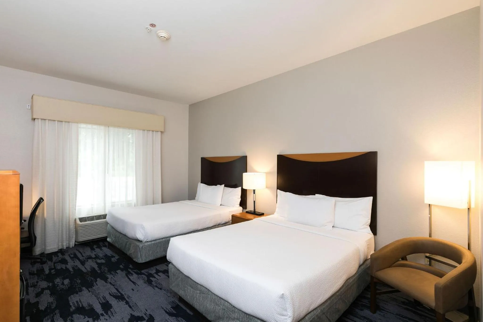 Bed in Fairfield Inn & Suites by Marriott Milwaukee Airport