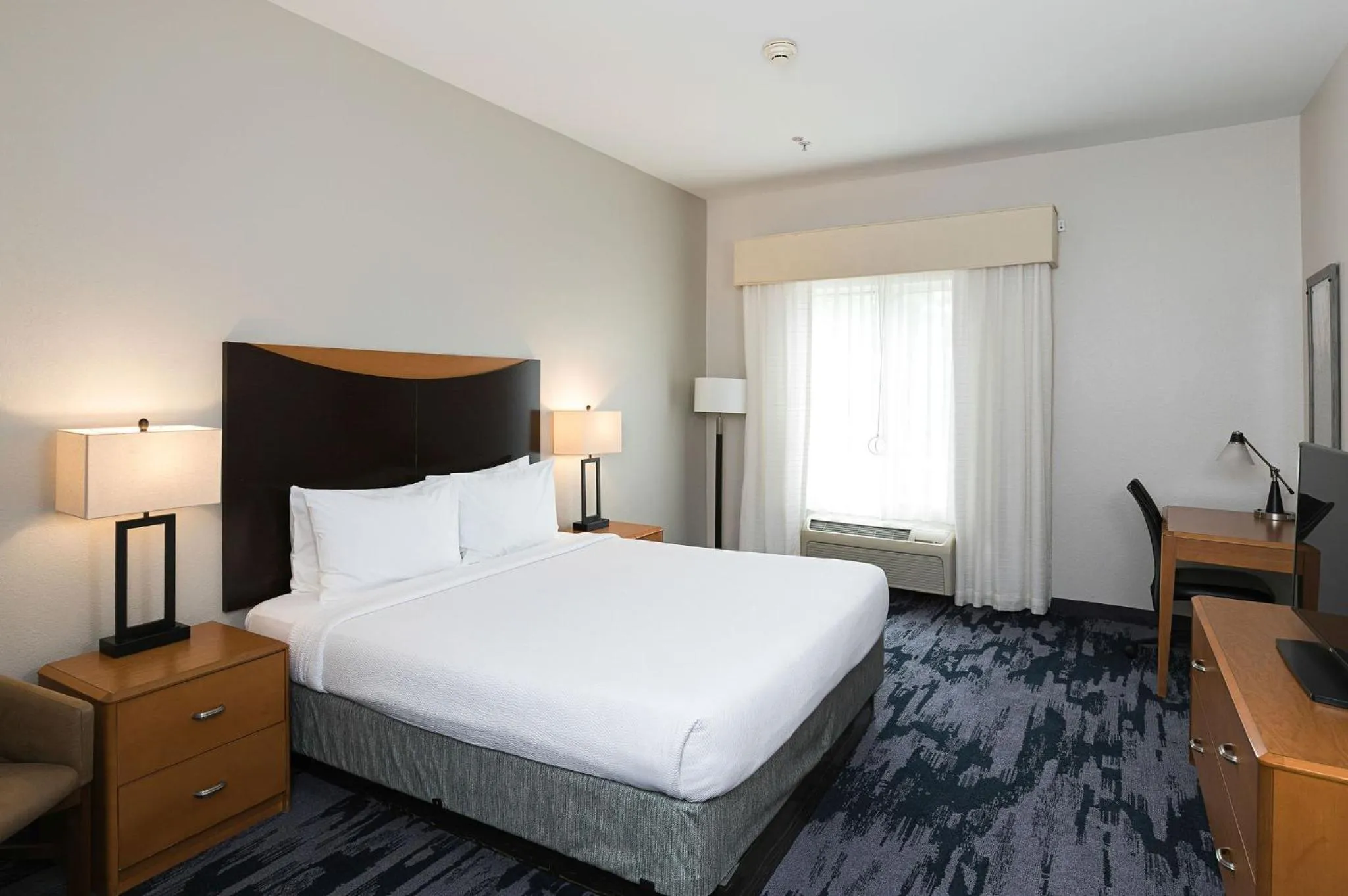 Bed in Fairfield Inn & Suites by Marriott Milwaukee Airport