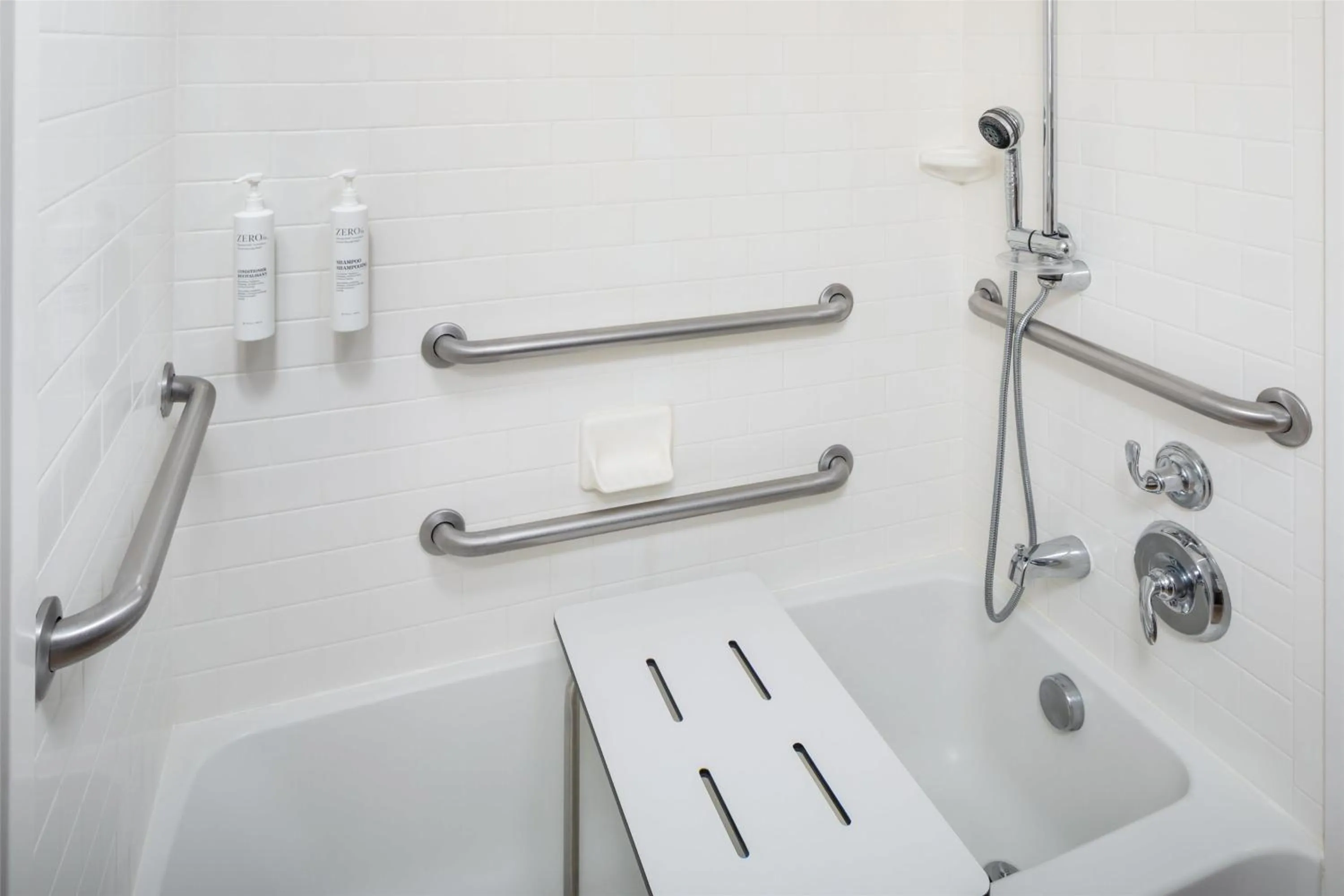 Bathroom in Hampton Inn Nashua