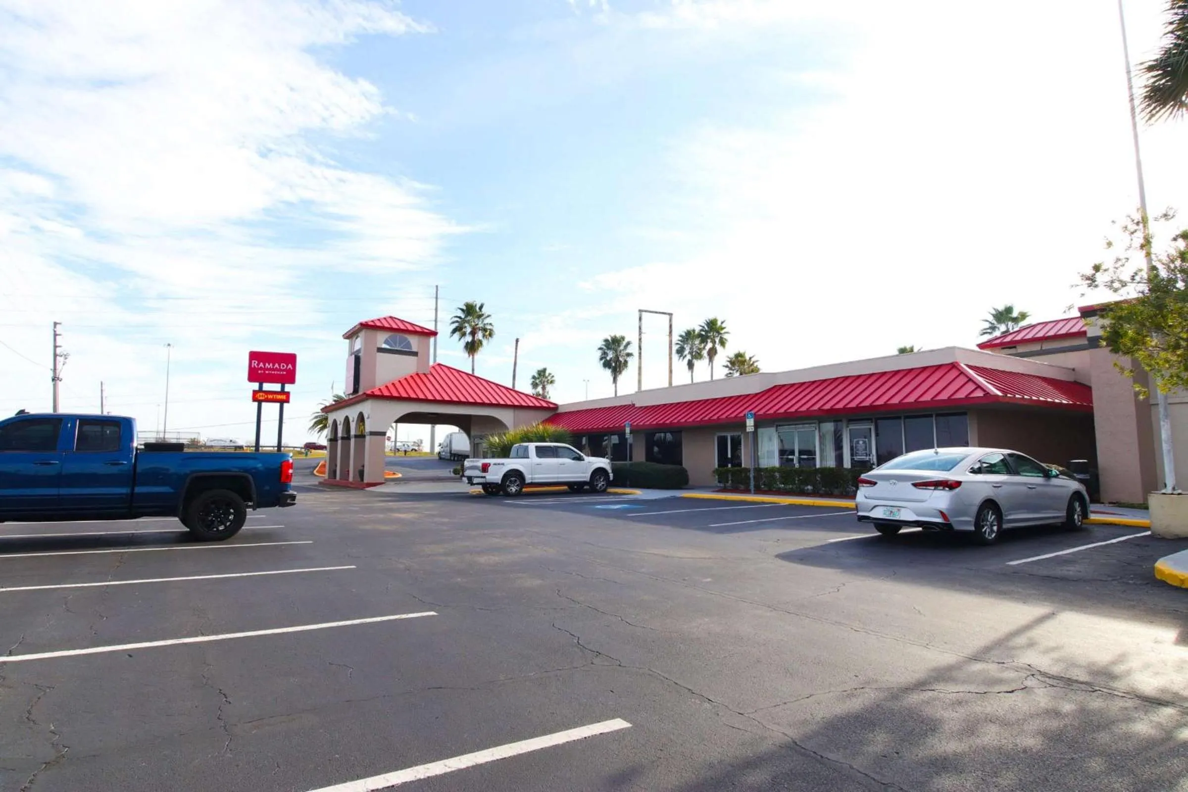 Property building in Ramada by Wyndham Davenport Orlando South