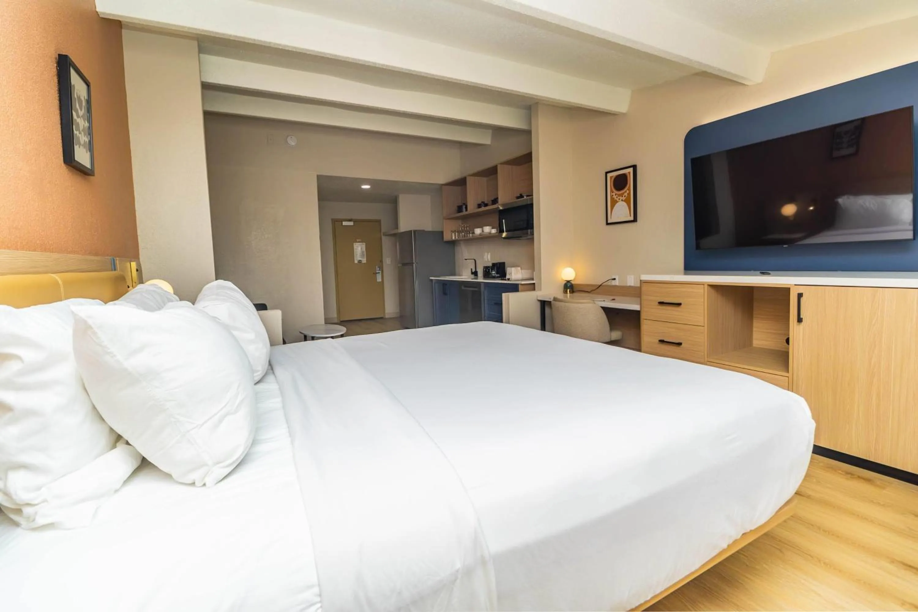 Photo of the whole room, Bed in Ramada by Wyndham Davenport Orlando South