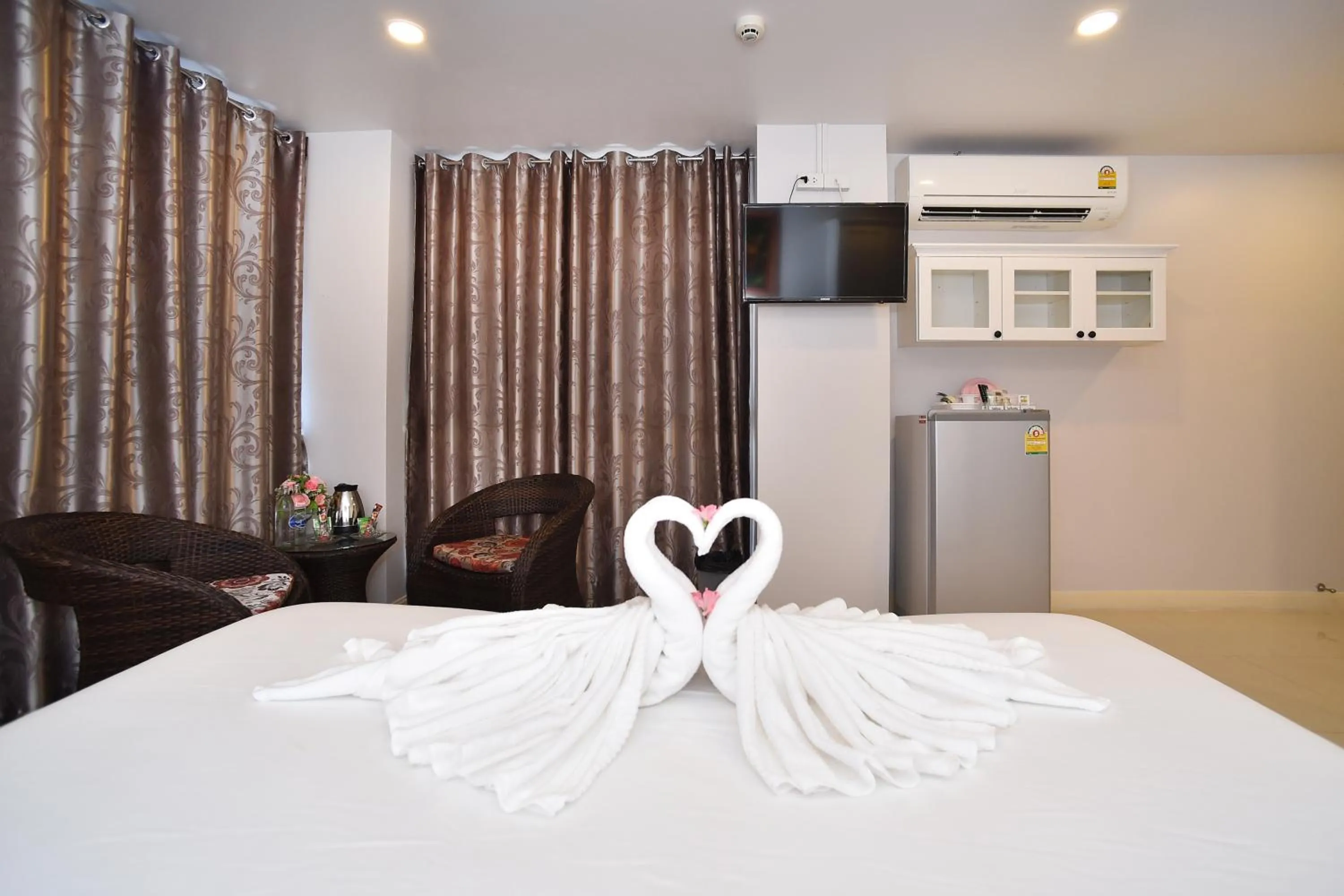 TV and multimedia, Bed in Parvena Hotel Sathorn