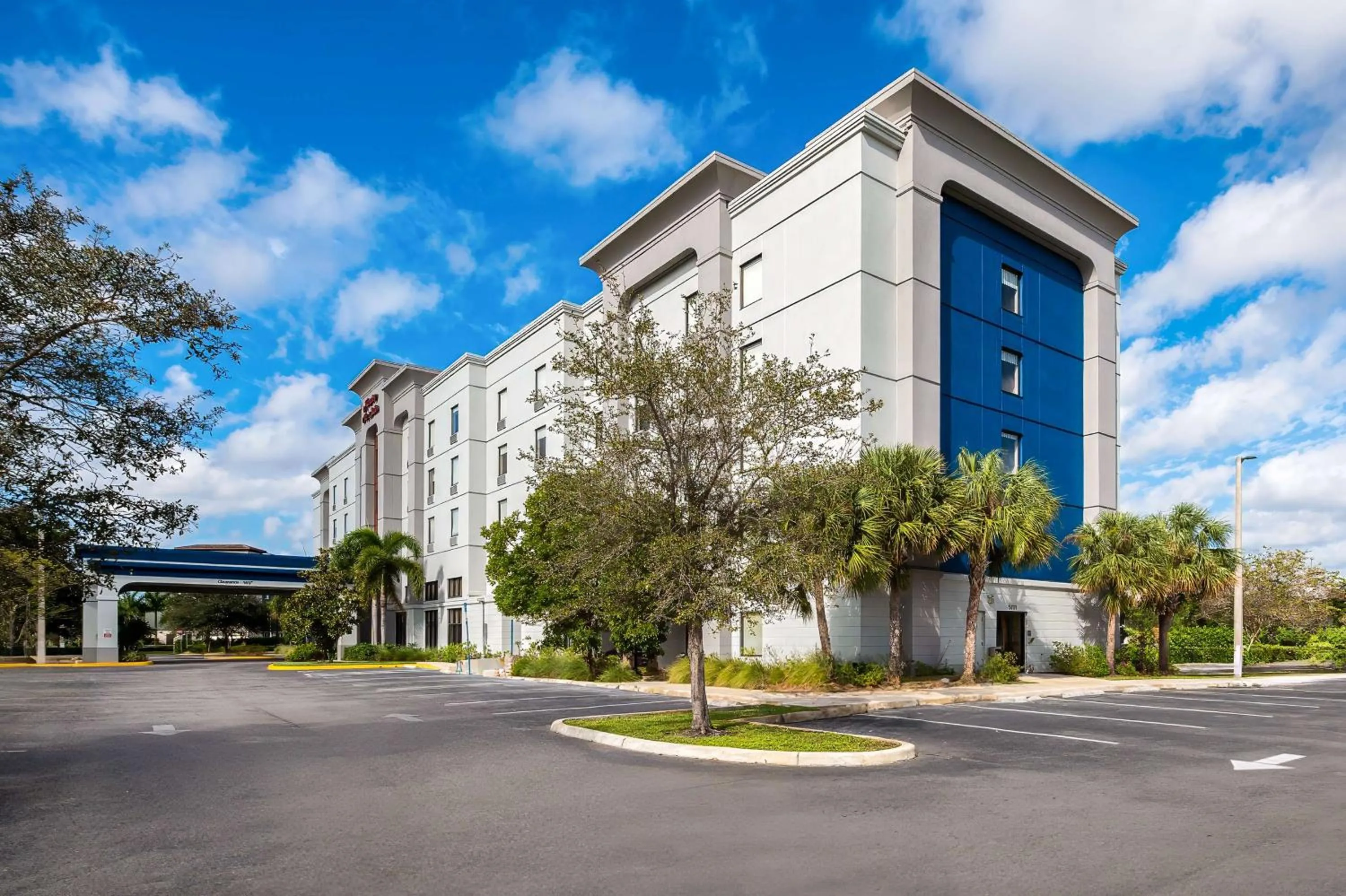 Property building in Hampton Inn & Suites Ft. Lauderdale/West-Sawgrass/Tamarac, FL