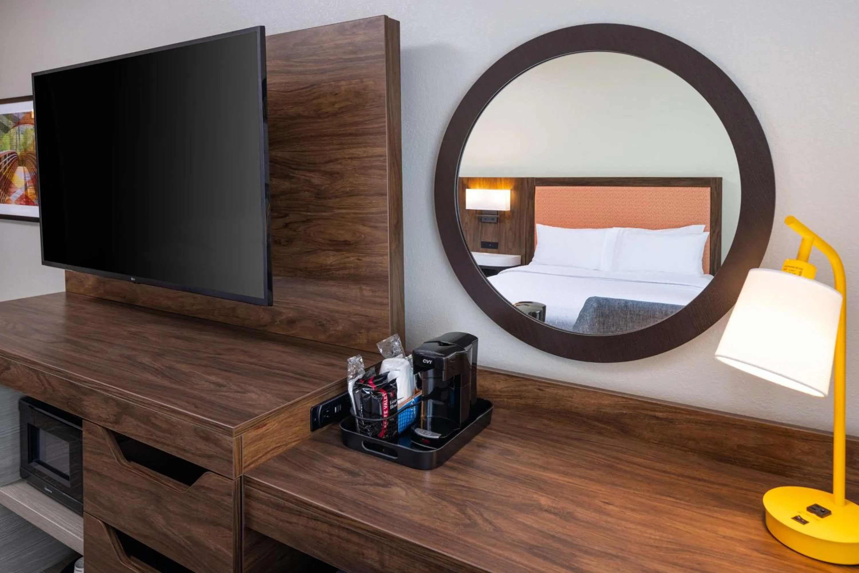 Bedroom, Bed in Hampton Inn Fairmont