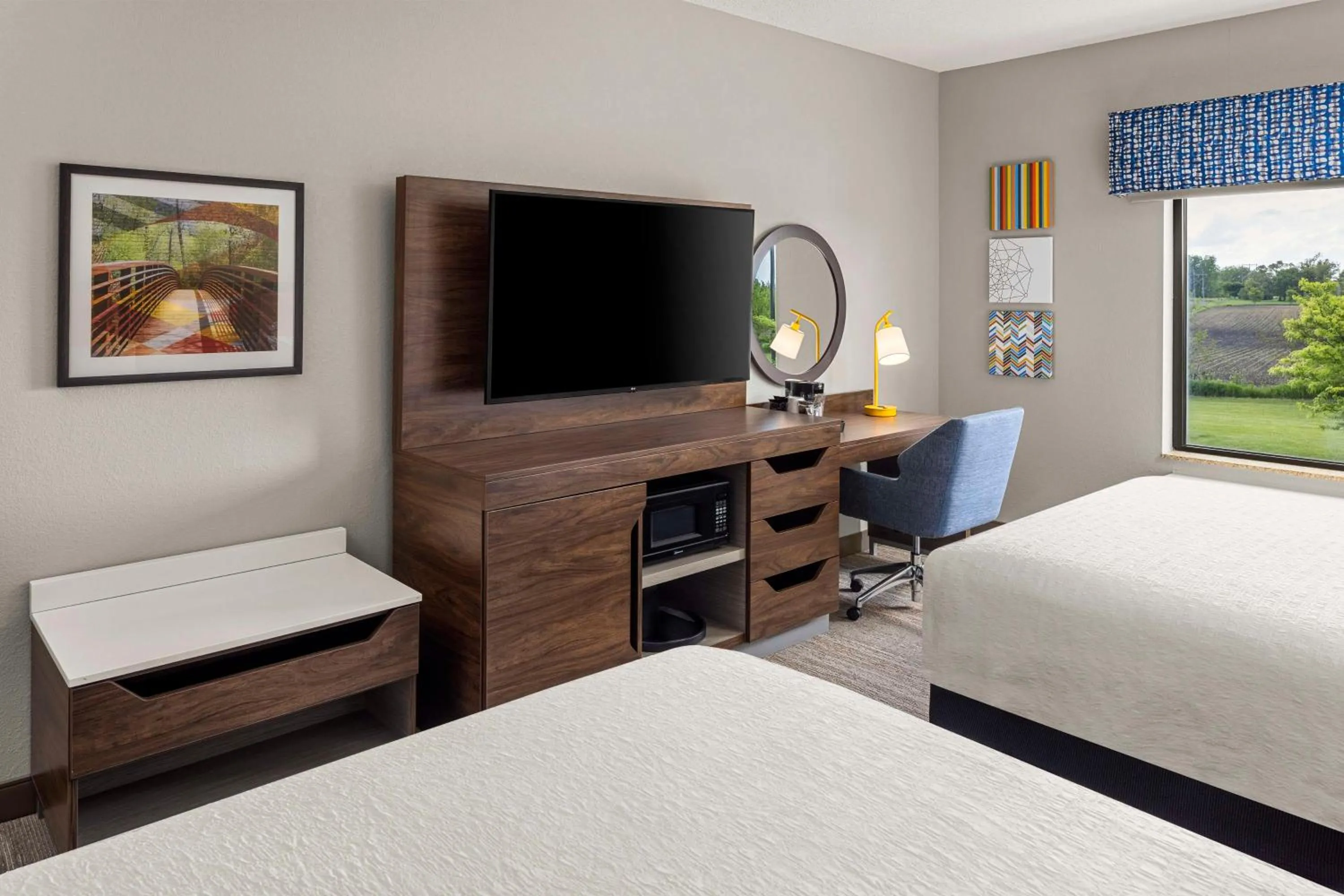 Photo of the whole room, Bed in Hampton Inn Fairmont